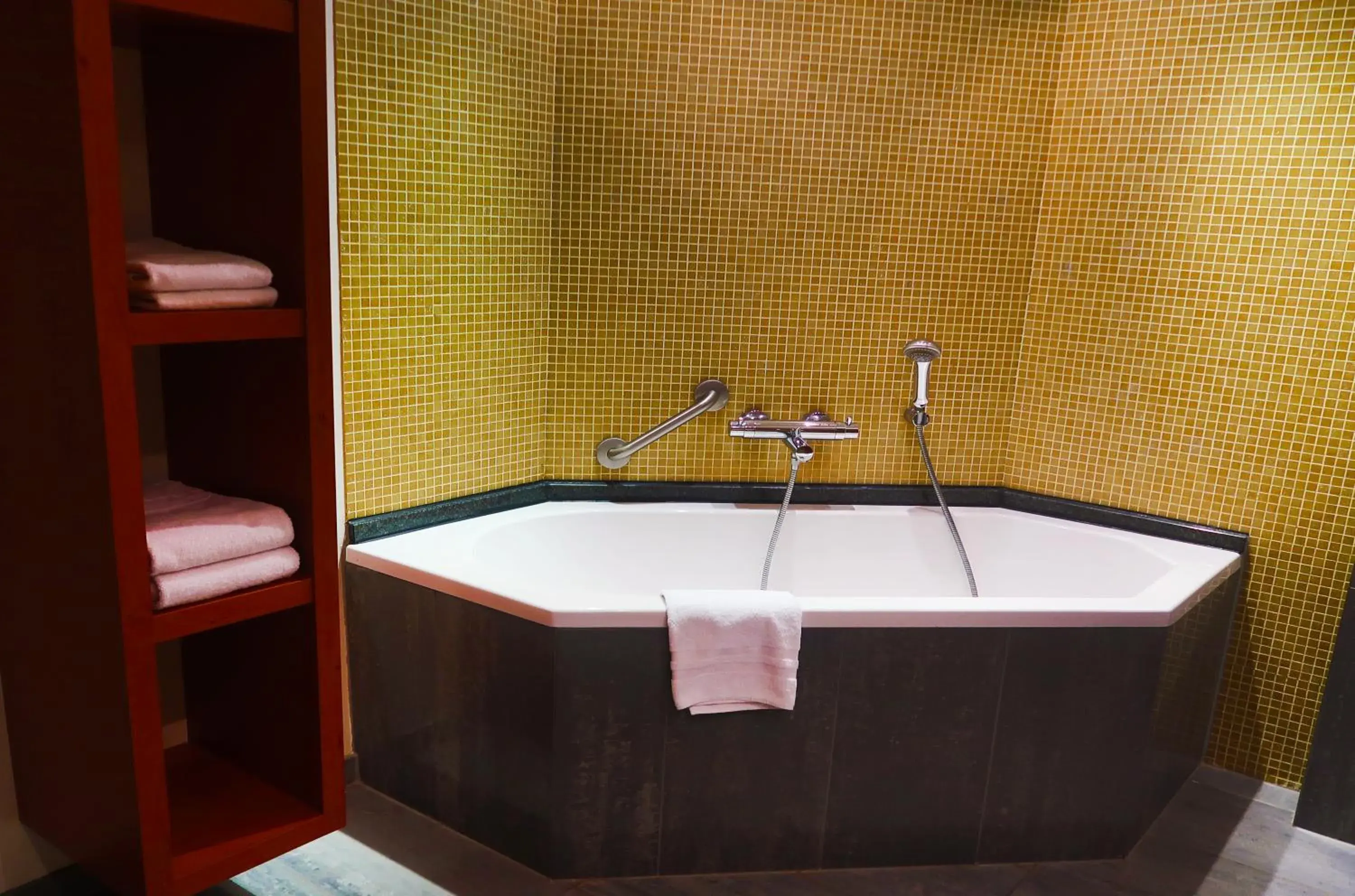 Bathroom in Hotel Van Eyck