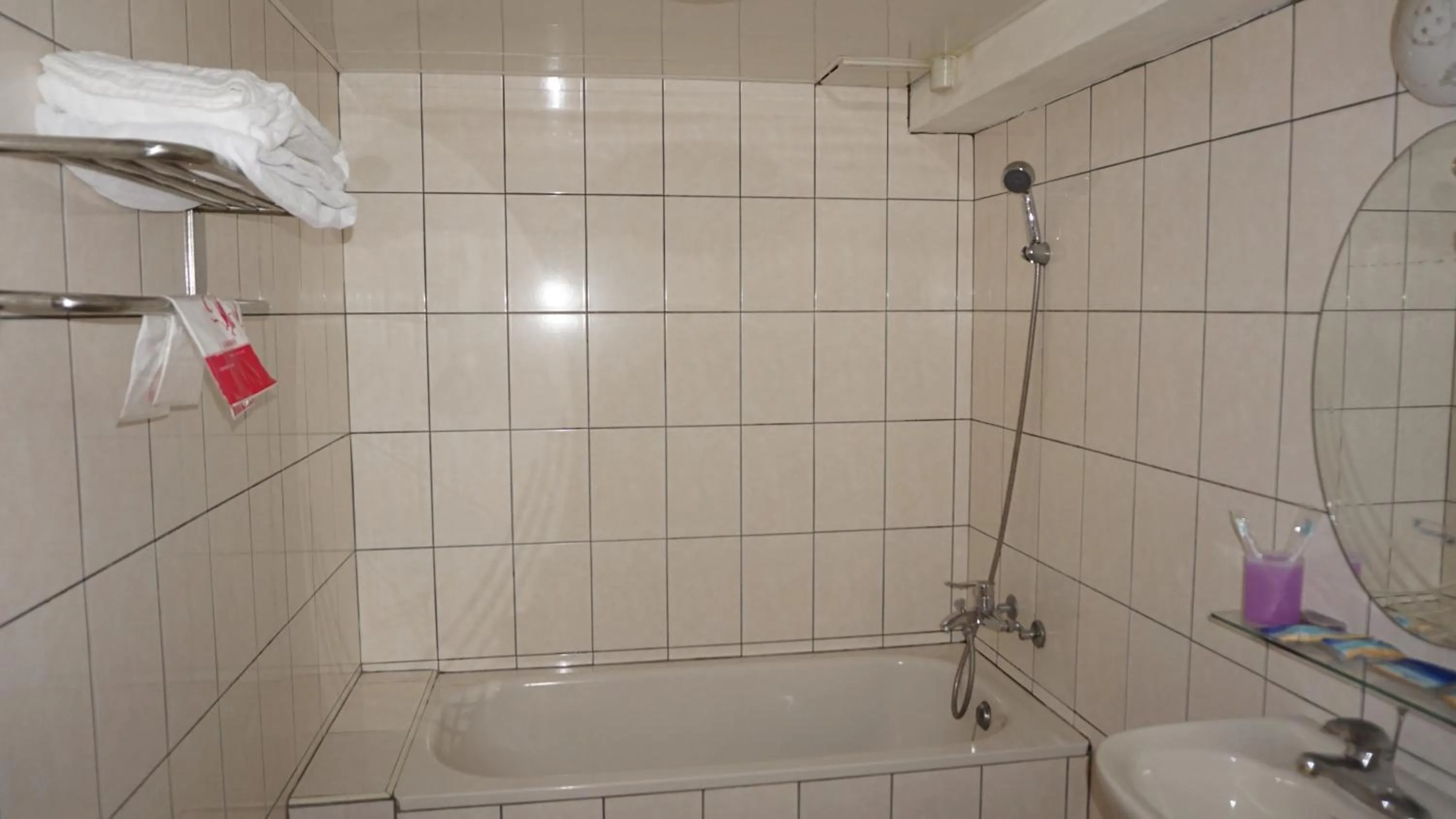 Shower in Chian Huei Business Hotel