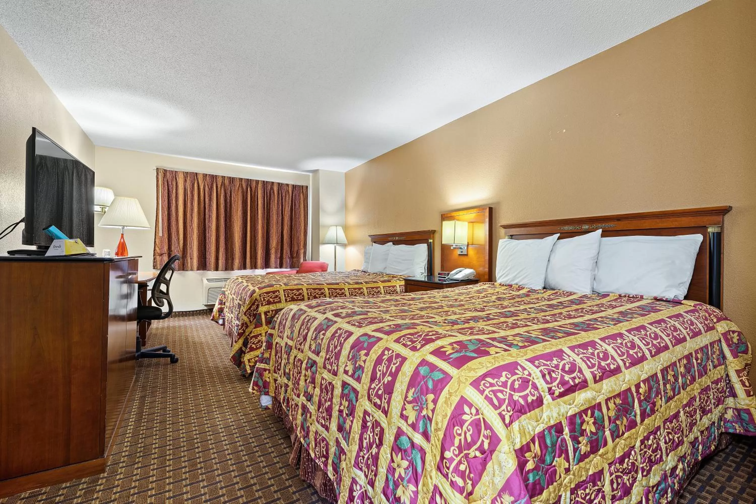 Bedroom, Bed in Geneva Motel