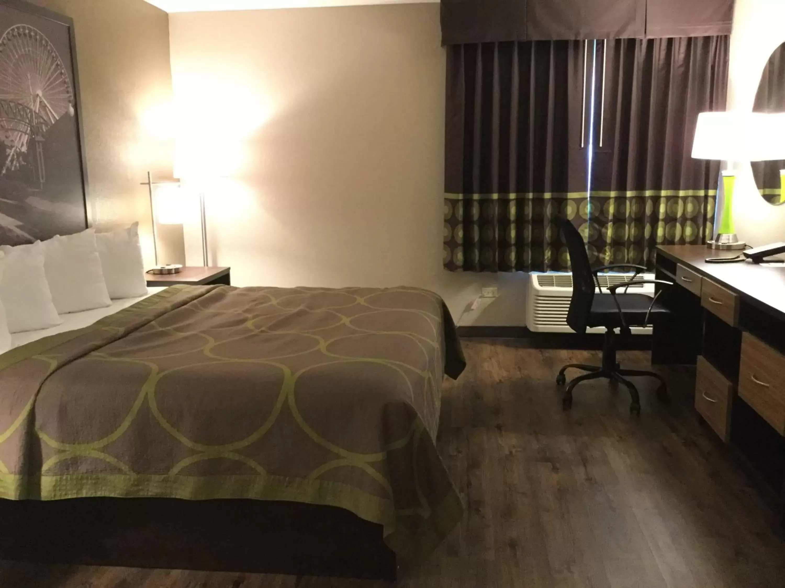 Photo of the whole room, Bed in Super 8 by Wyndham South Holland