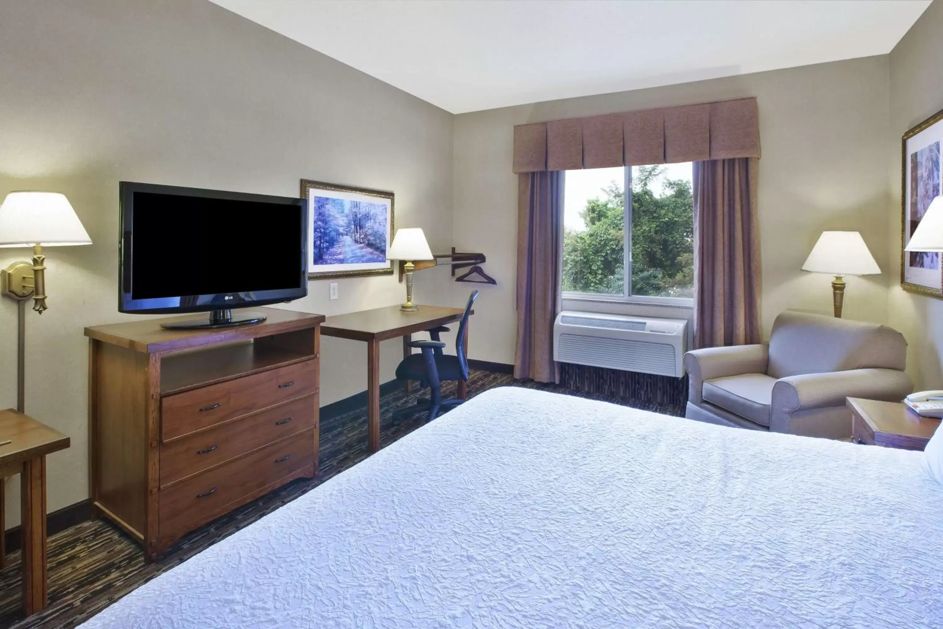 Bedroom, TV/Entertainment Center in Hampton Inn Pittsburgh Area-Beaver Valley-Center Township
