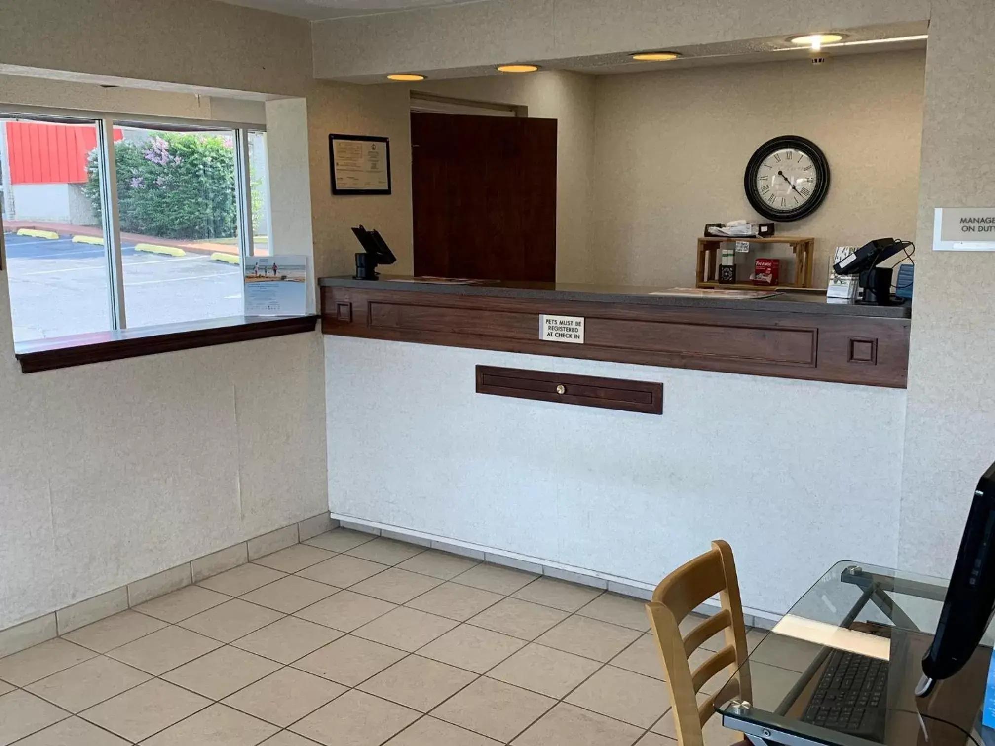 Lobby/Reception in Days Inn by Wyndham Harrisonburg