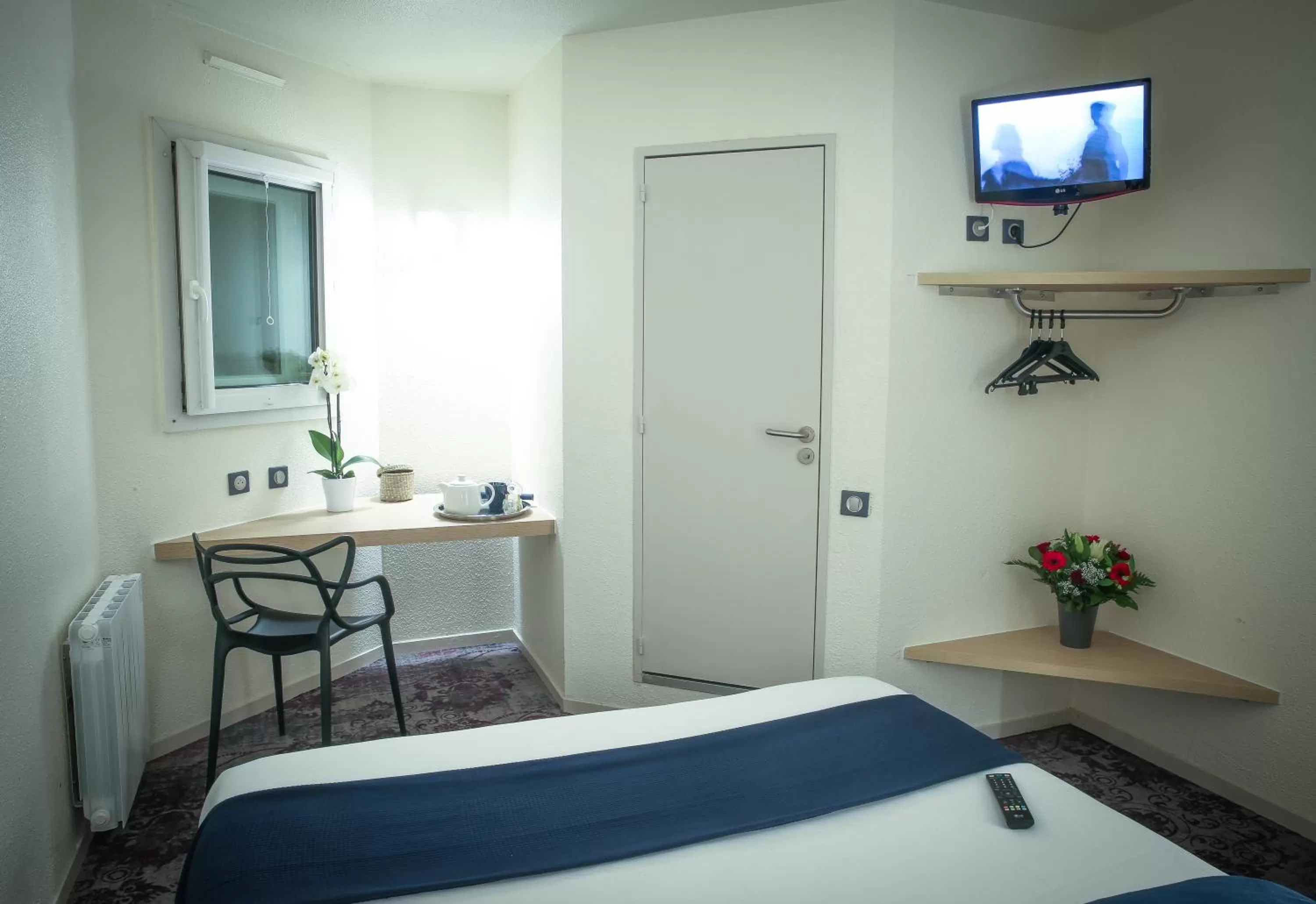 Communal lounge/ TV room, Bed in Hotel Inn Design Dijon Sud