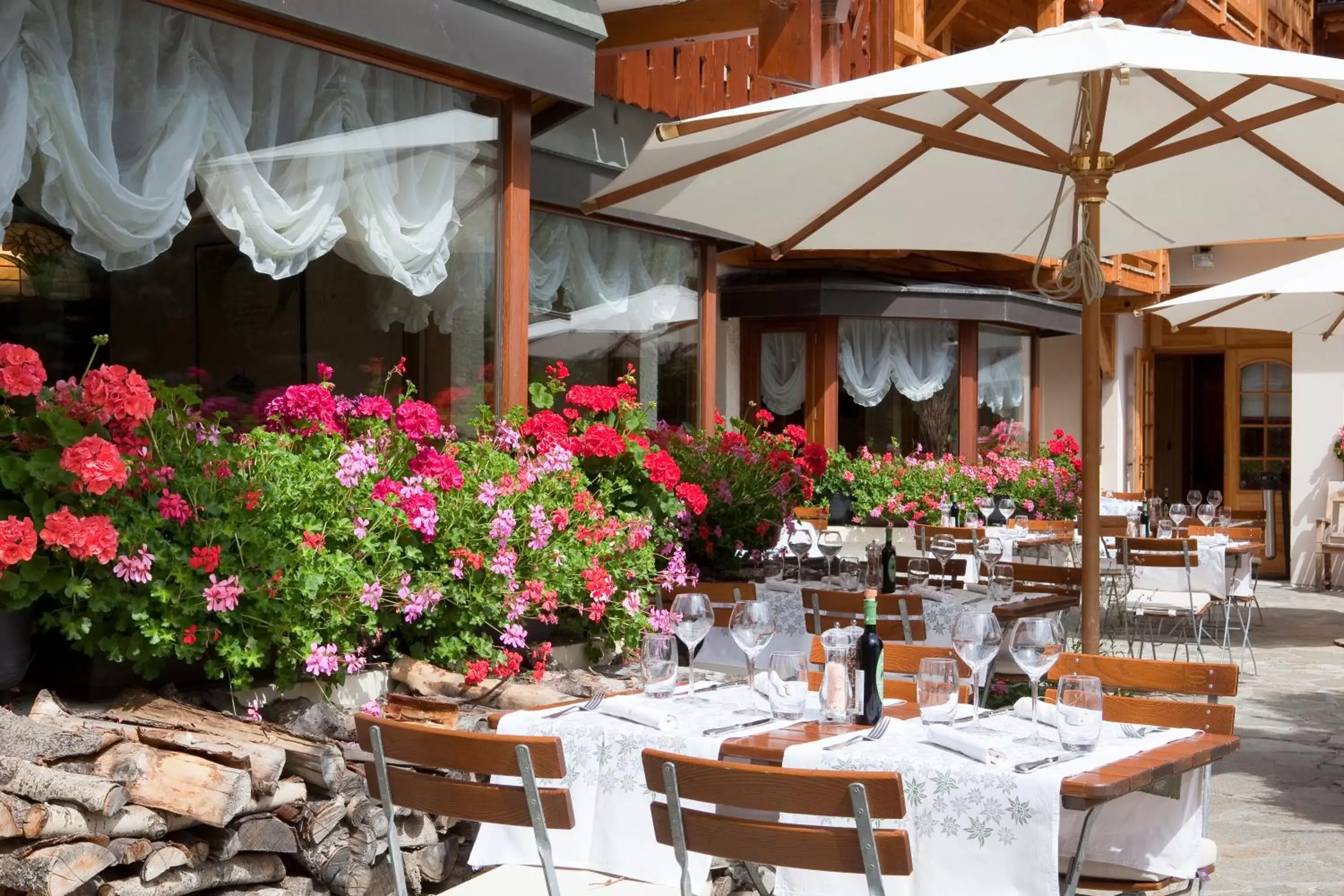 Restaurant/Places to Eat in Chalet Mounier