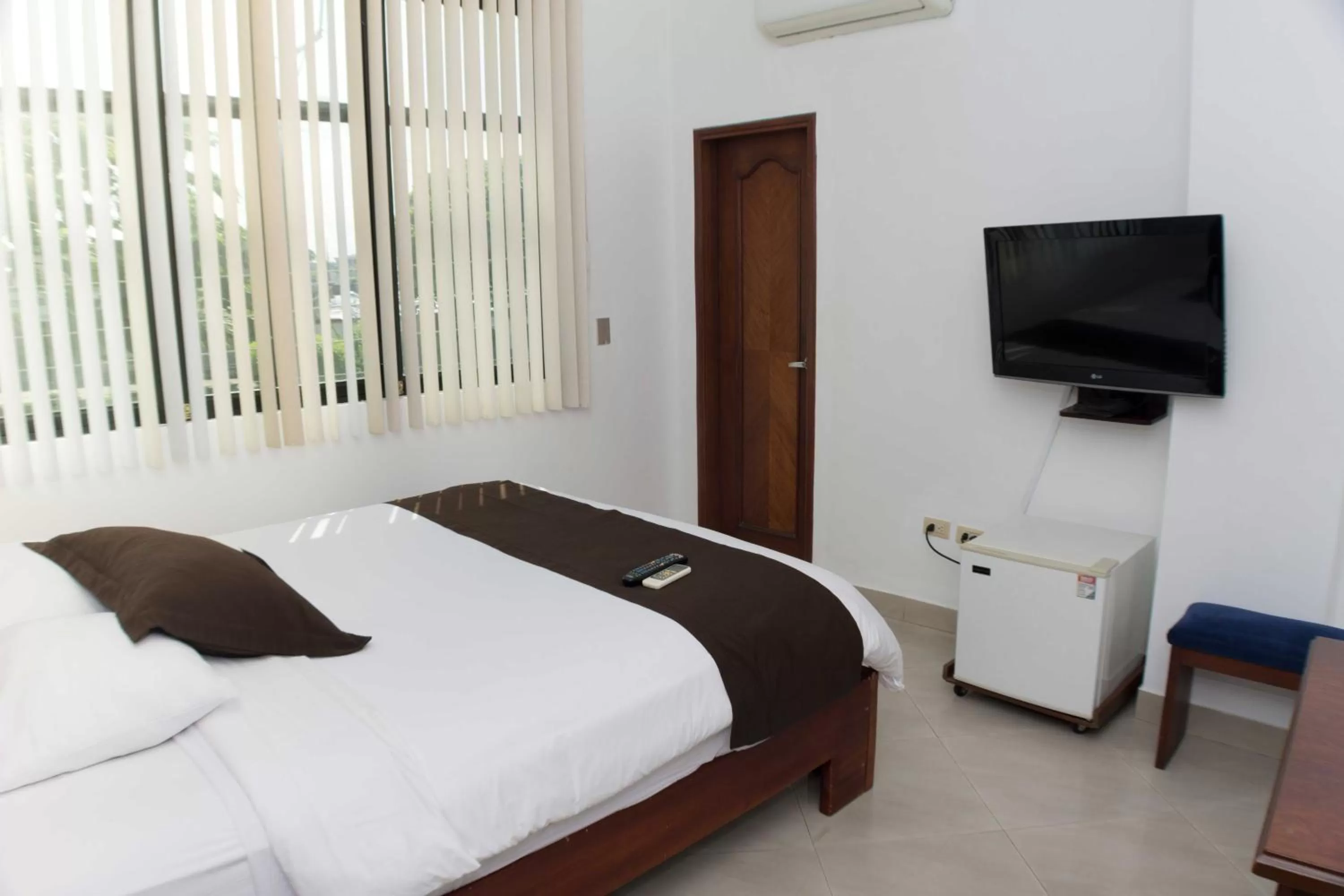 Bed in Hotel Castell - Cerca Del Aeropuerto