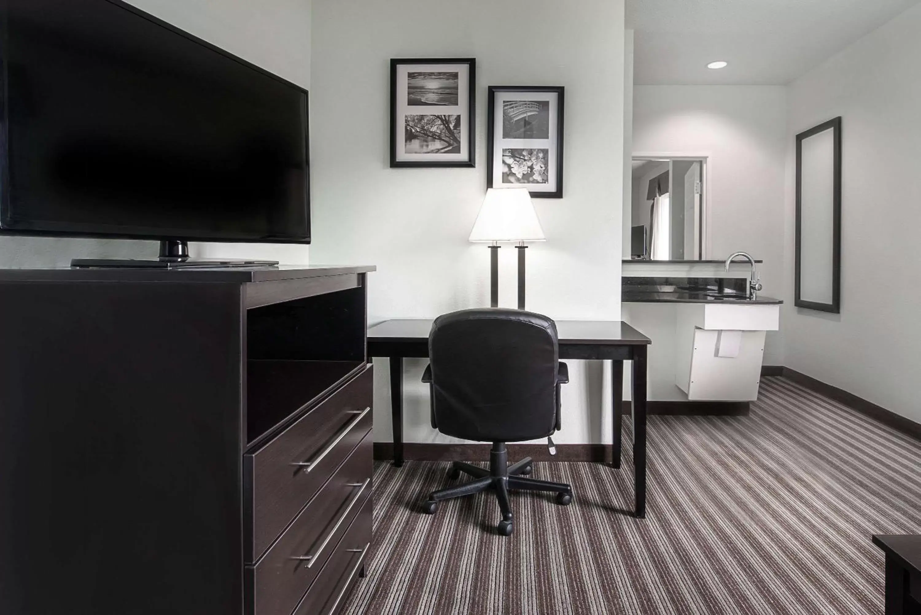 Photo of the whole room, TV/Entertainment Center in Days Inn & Suites by Wyndham Dallas