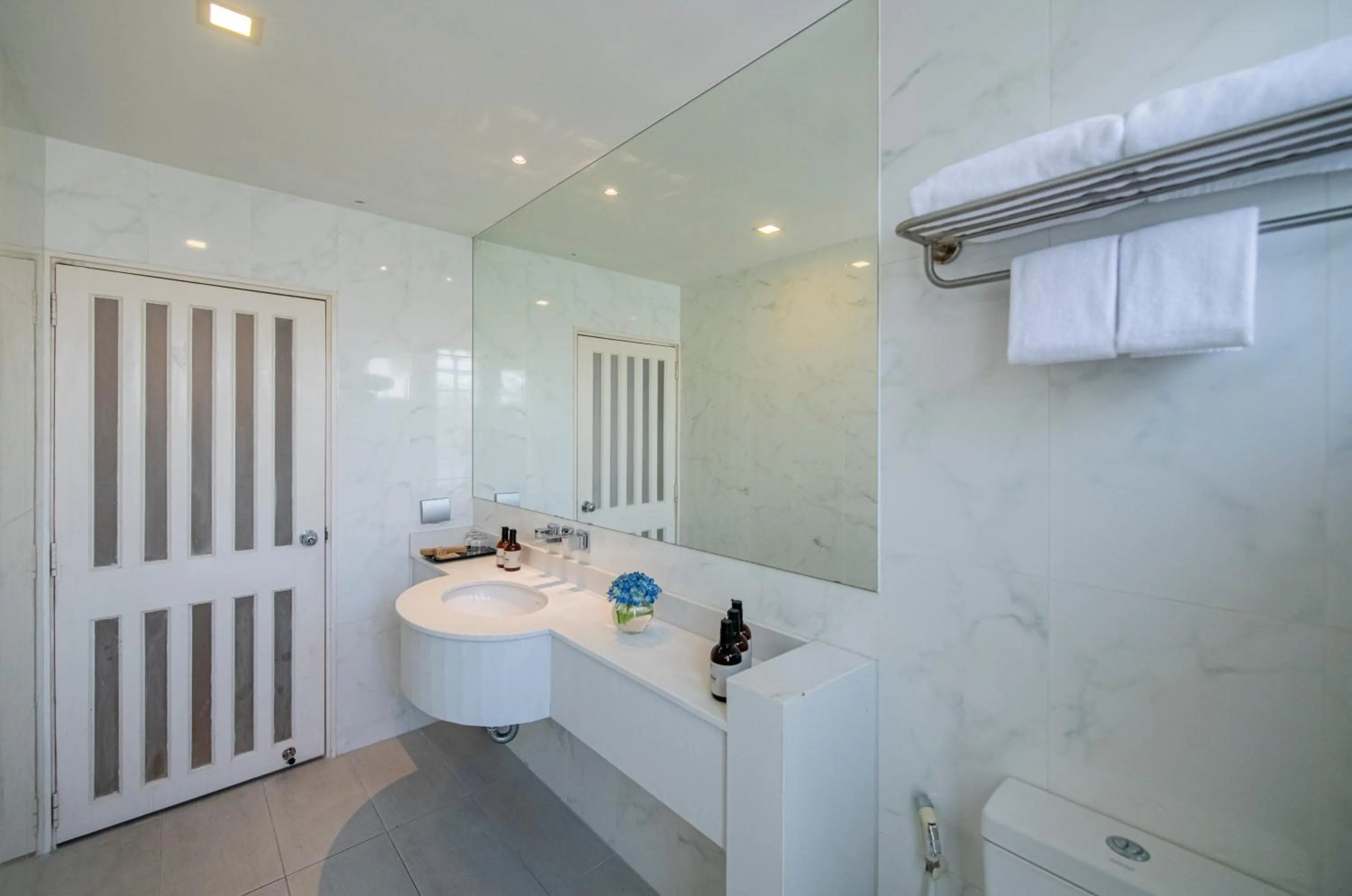 Bathroom in NH Boat Lagoon Phuket Resort