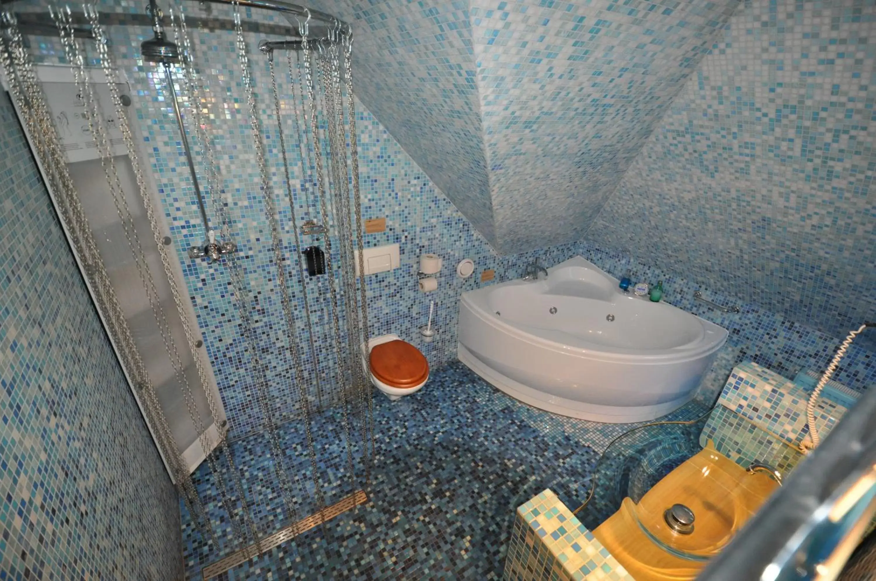Shower, Bathroom in Hotel de Plataan Delft Centrum