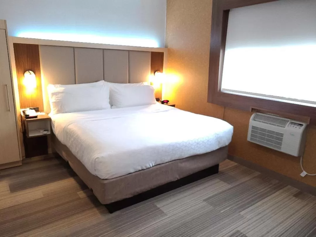 Bed in Holiday Inn Express Roslyn by IHG