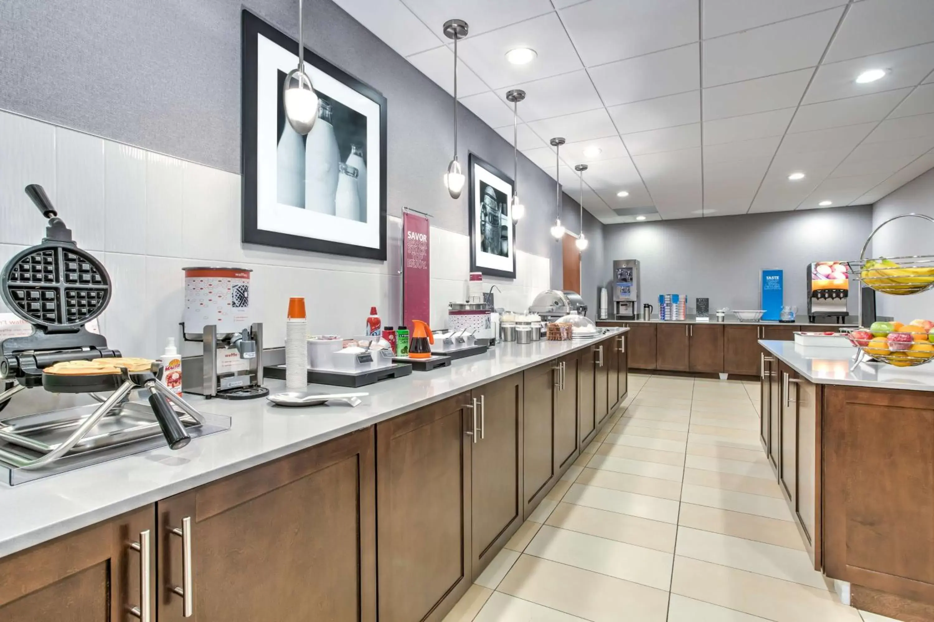 Dining area, Kitchen/Kitchenette in Hampton Inn Macon - I-475