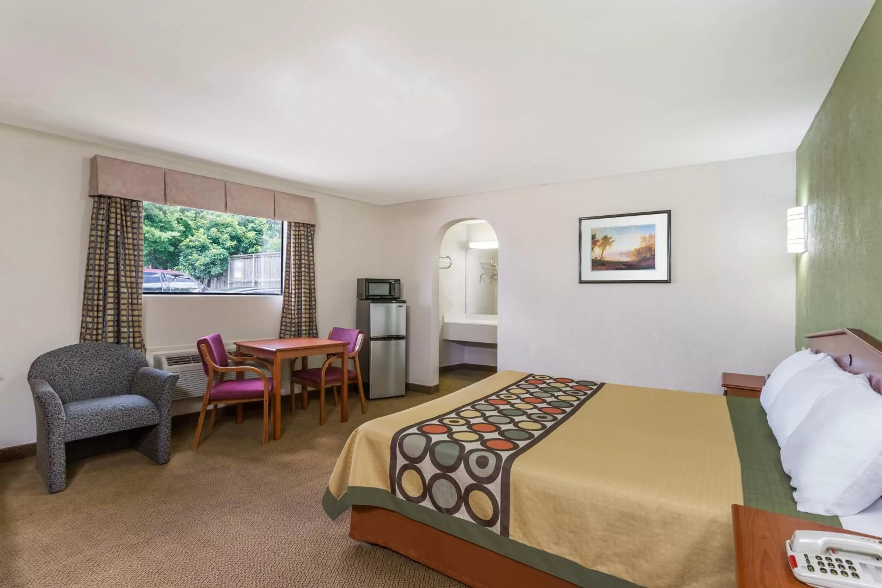 Photo of the whole room, Bed in Knights Inn Franklin Ave Waco