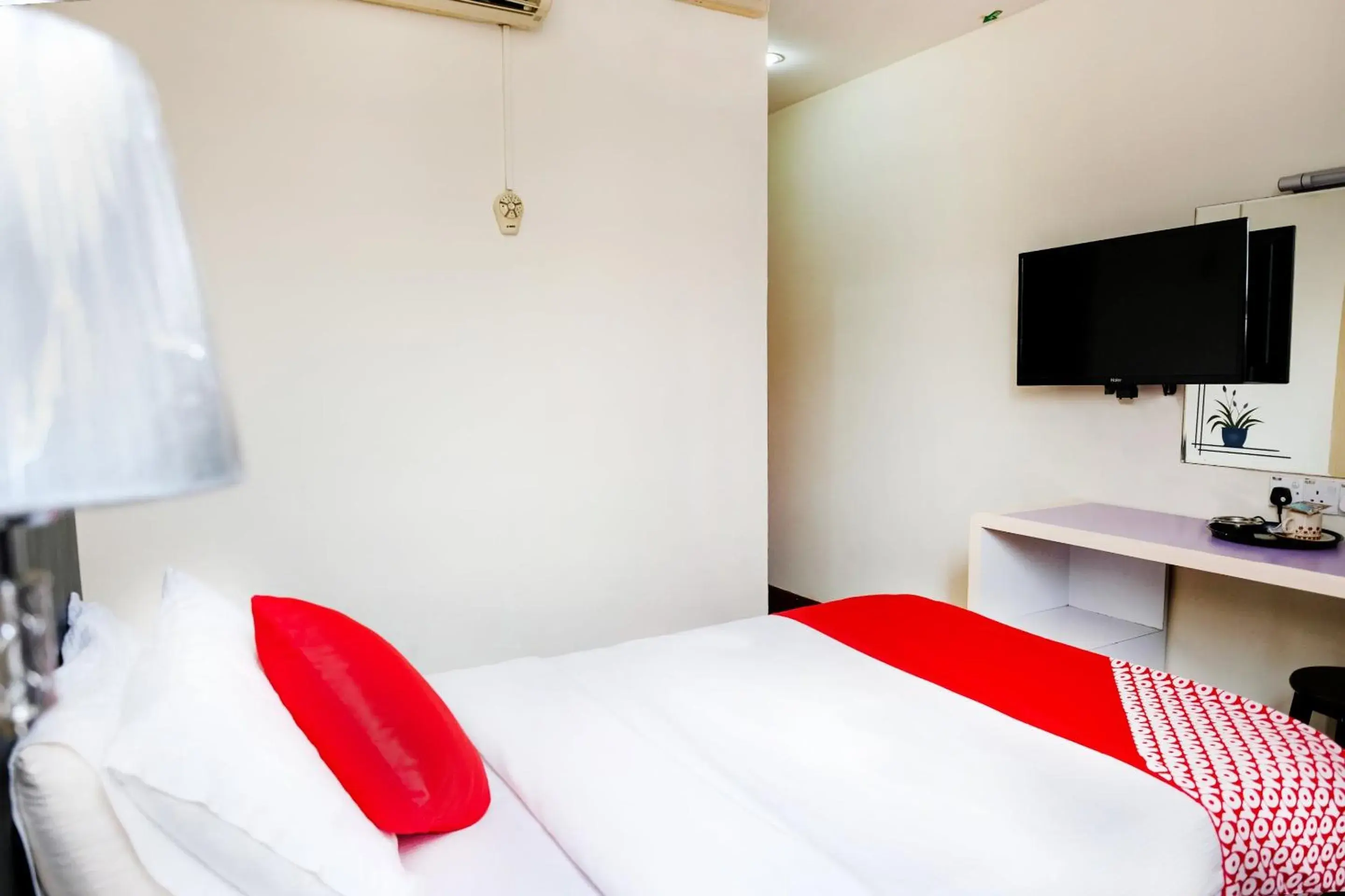 Bedroom, Bed in Super OYO 546 Grand City Hotel