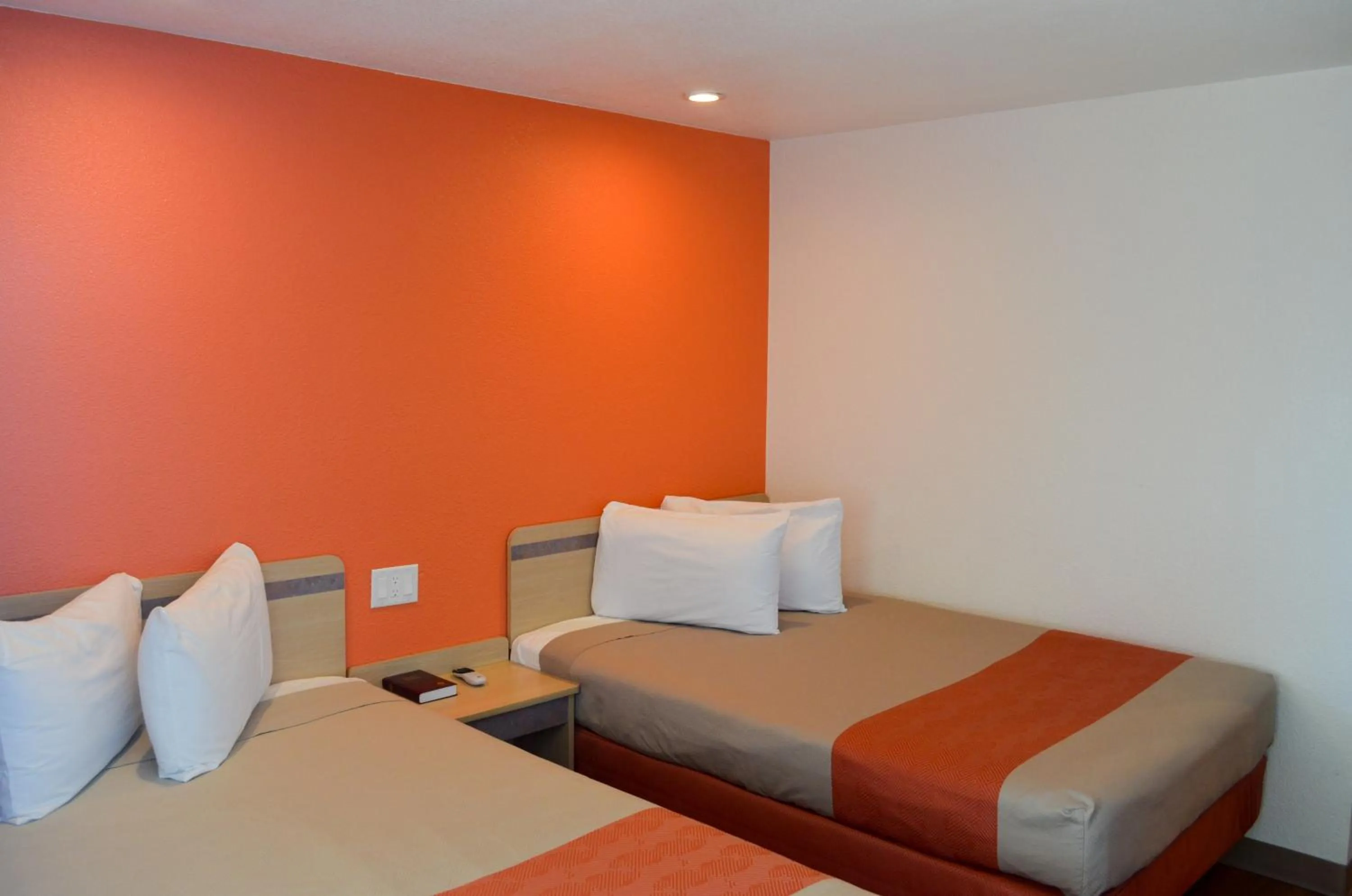 Bed in Motel 6 Lost Hills / Buttonwillow Racetrack