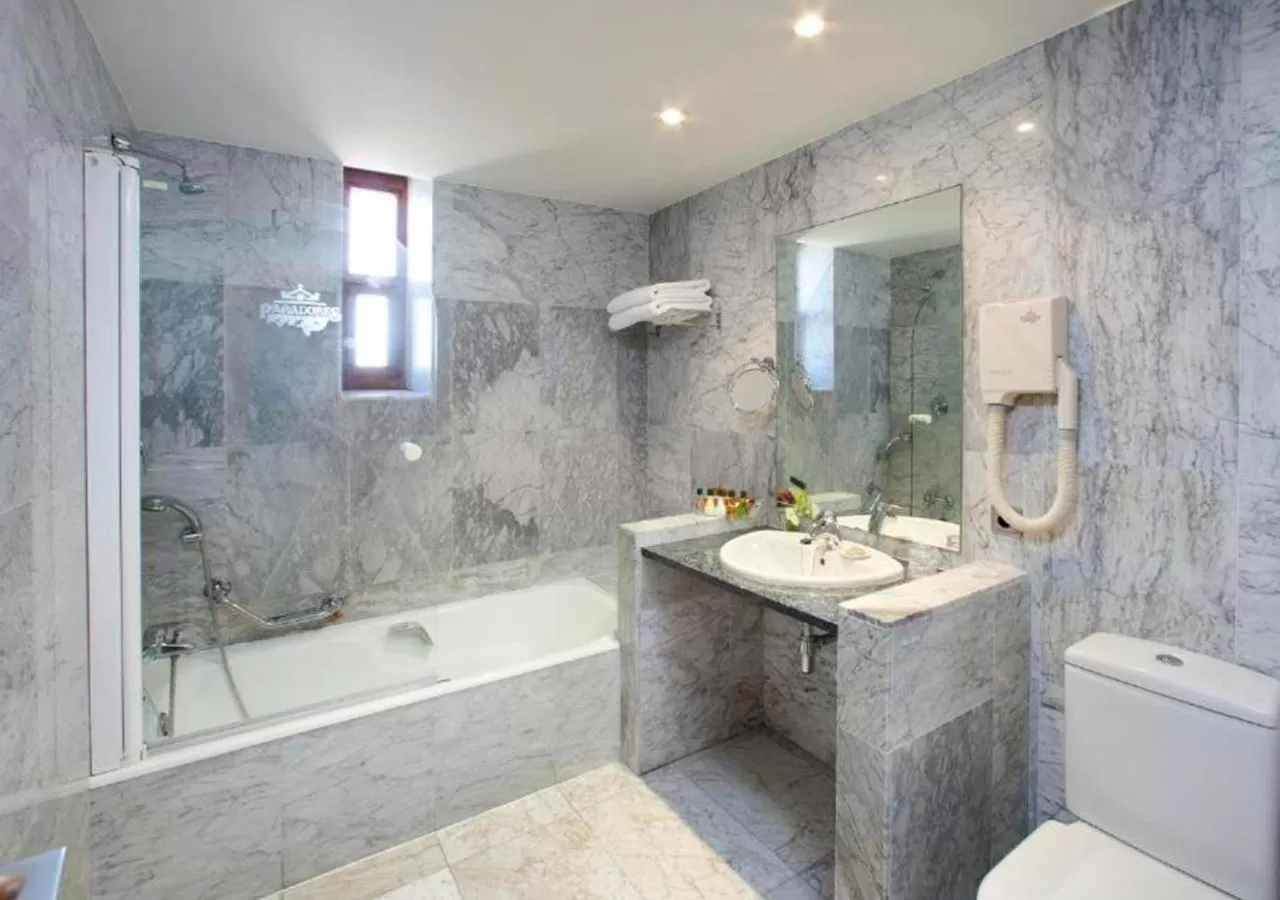 Bathroom in Parador de Cardona