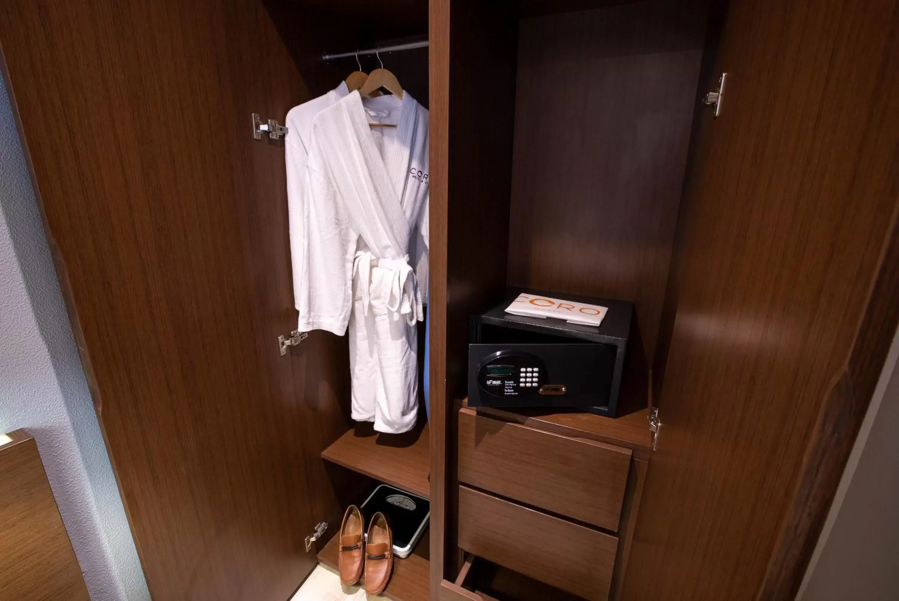 wardrobe, Bathroom in Coro Hotel