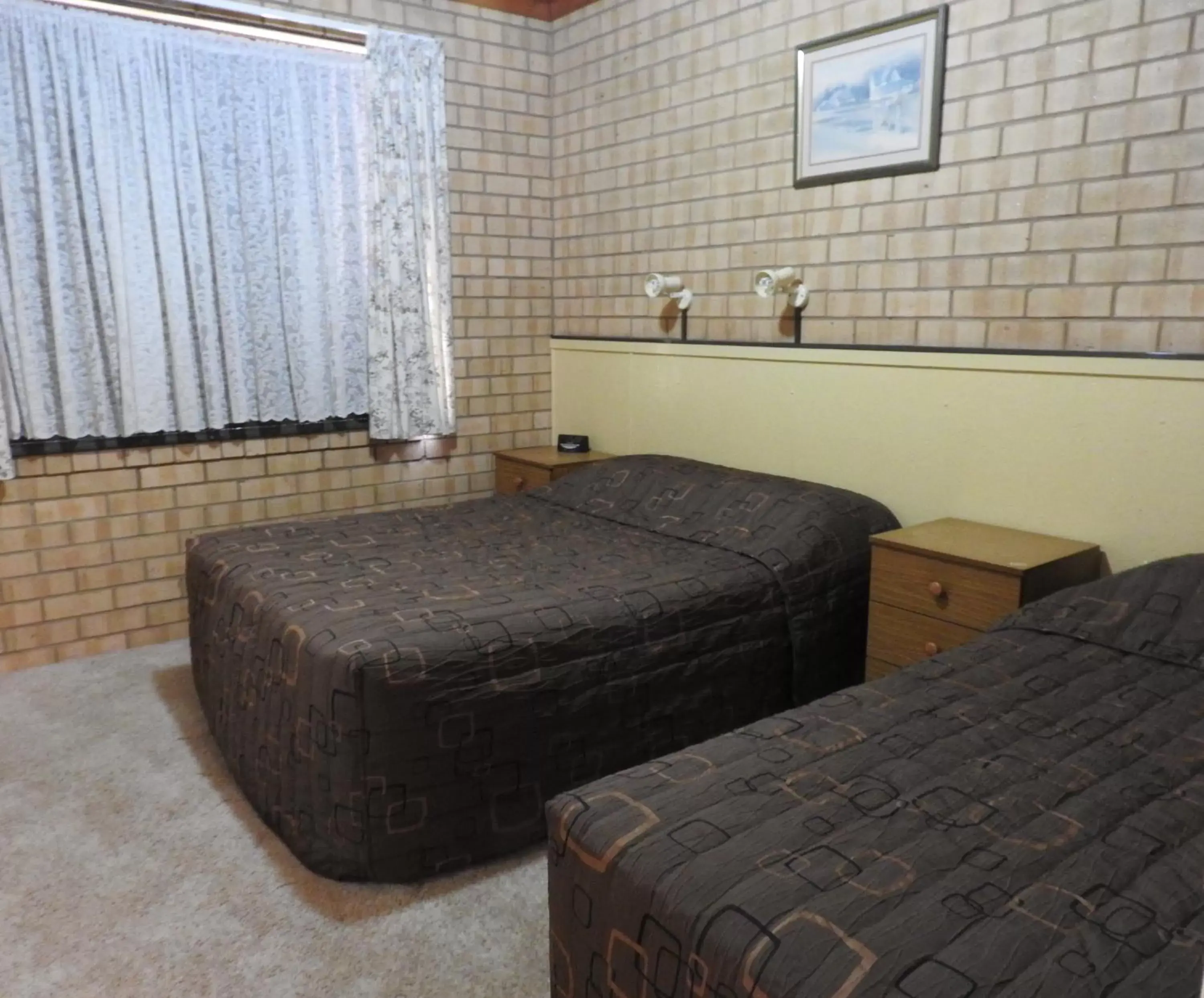 Bedroom, Bed in Lone Pine Motel