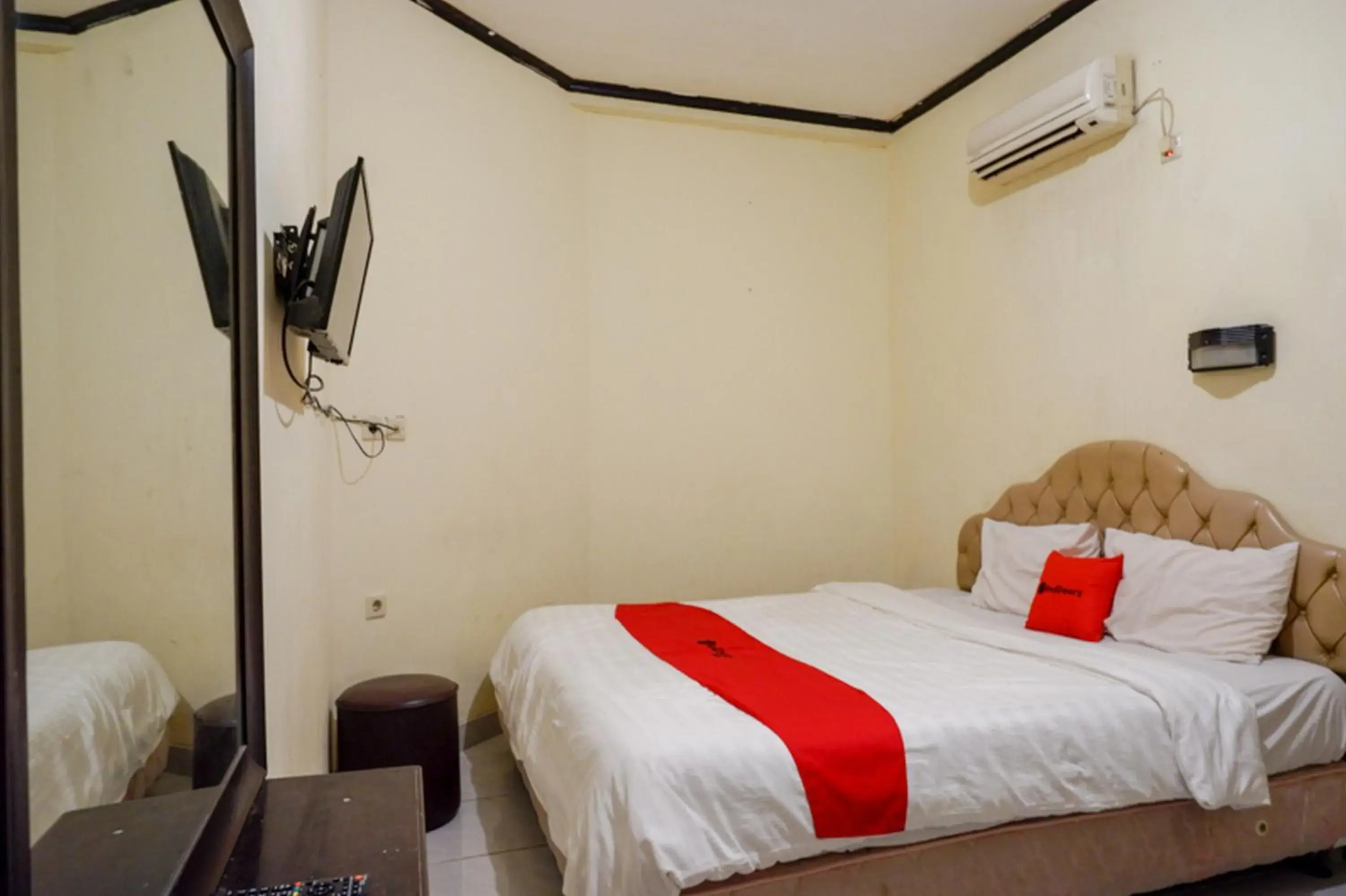 Photo of the whole room, Bed in RedDoorz @ Hotel Citra Indah