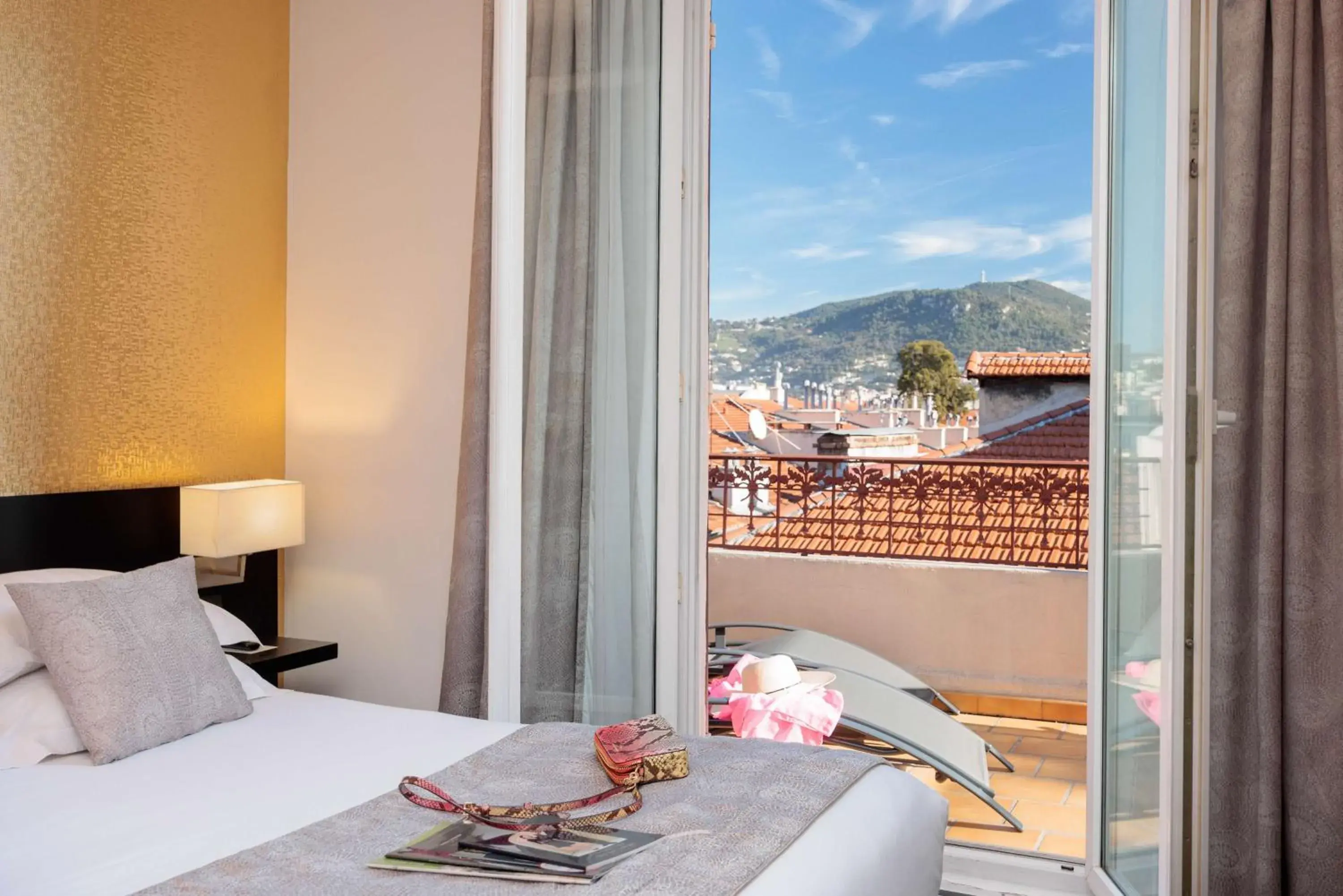 Bedroom, Mountain View in Best Western Plus Hôtel Massena Nice