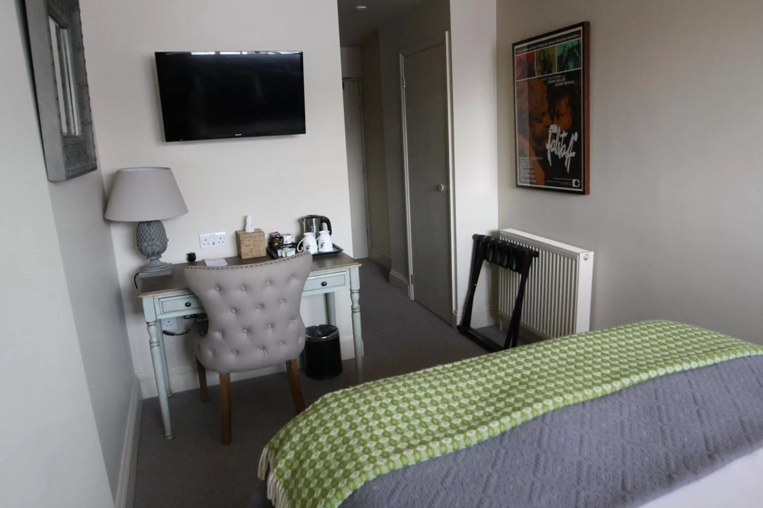Bed, TV/Entertainment Center in The Falstaff in Canterbury