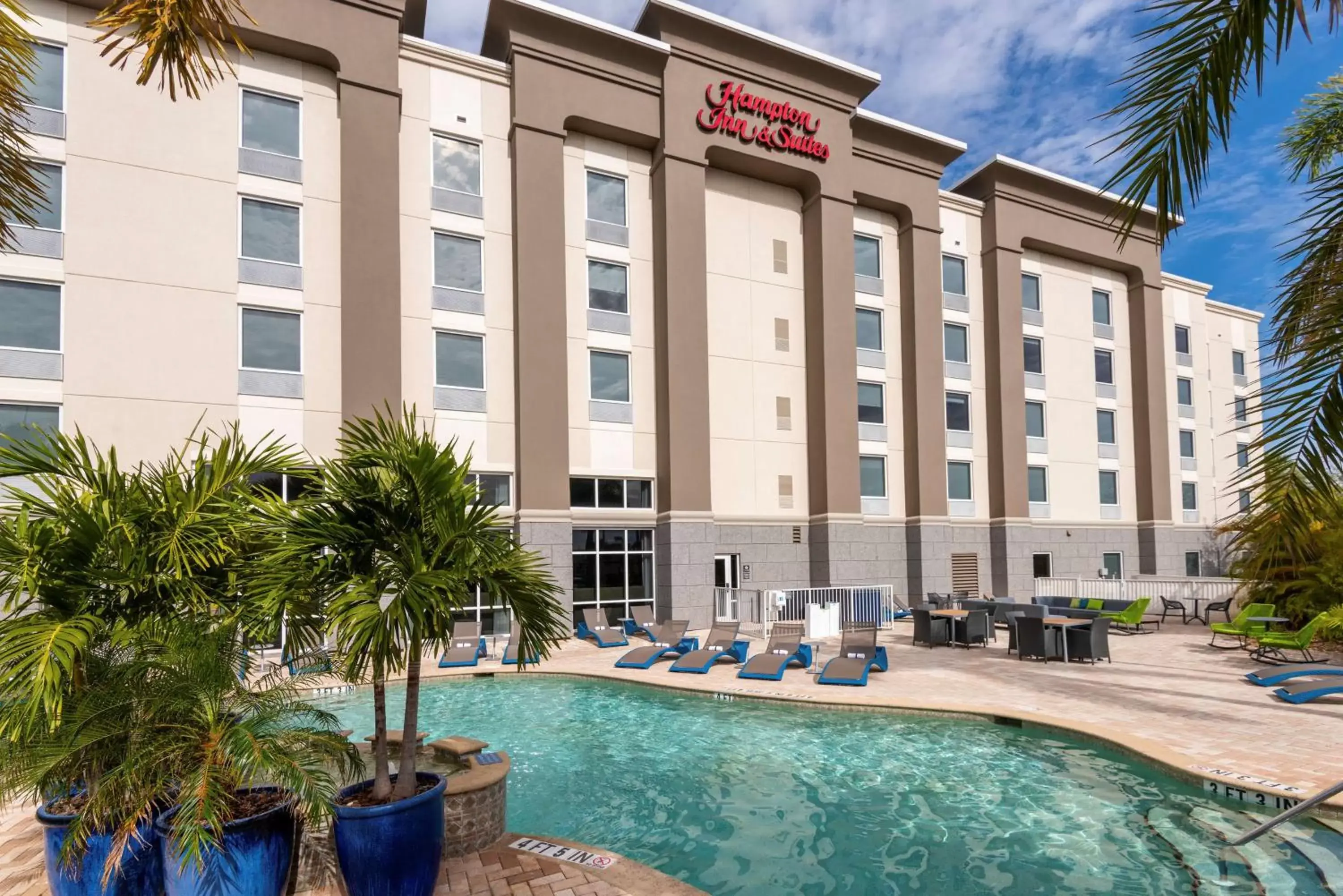 Pool view, Property Building in Hampton Inn & Suites Fort Myers-Colonial Boulevard