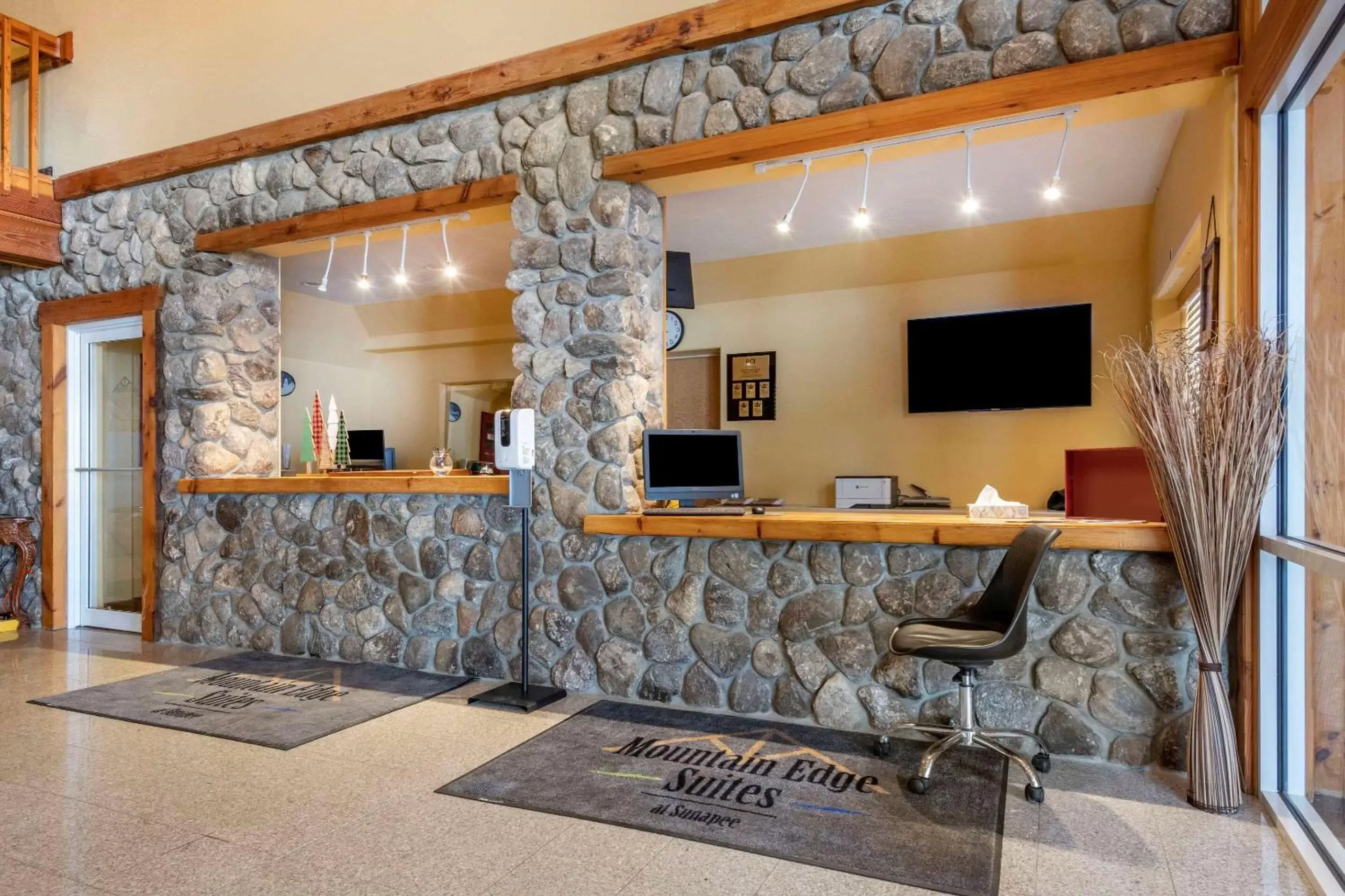 Lobby or reception in Mountain Edge Suites at Sunapee, an Ascend Collection Hotel Lobby or reception in Mountain Edge Suites at Sunapee, an Ascend Collection Hotel