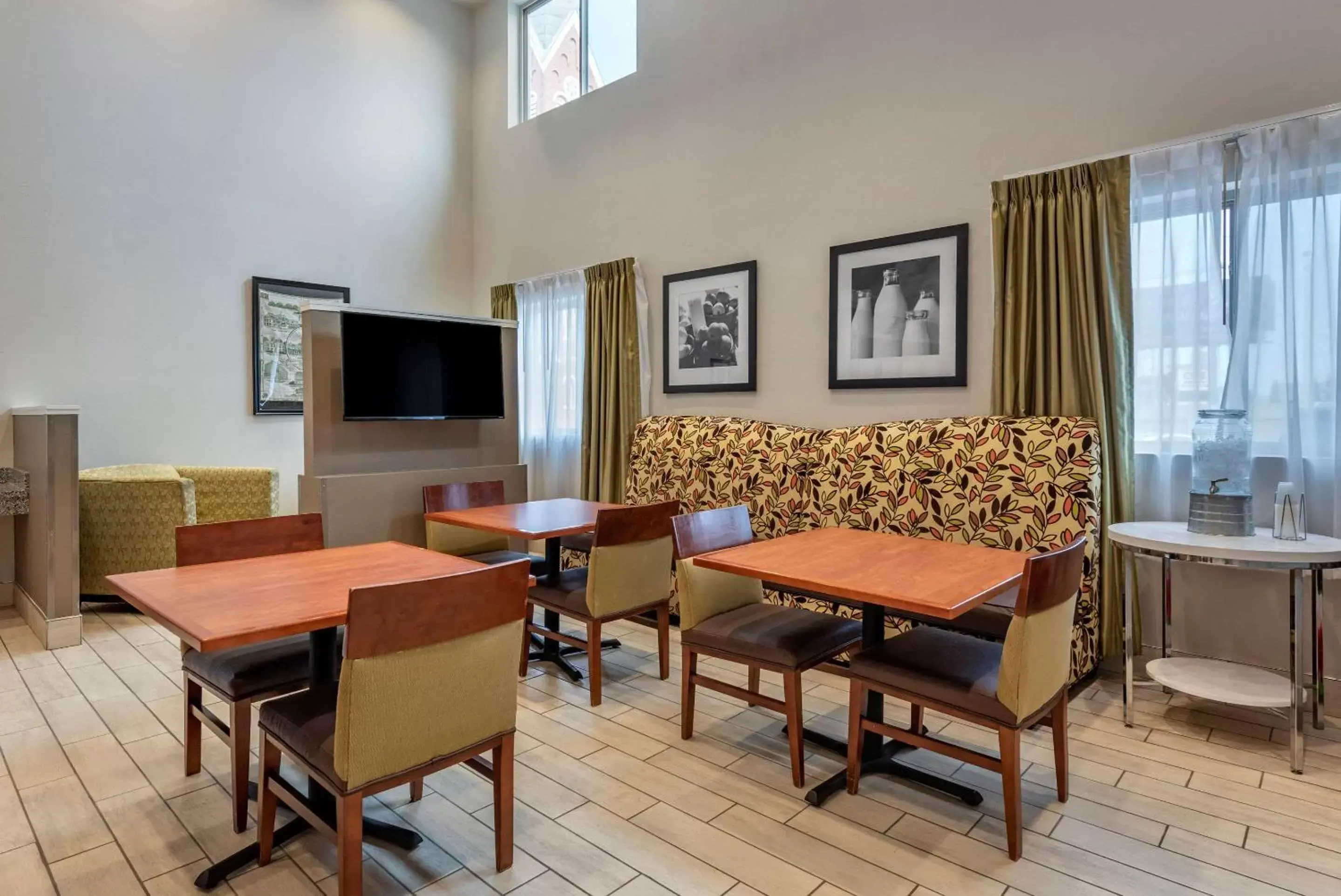 Lobby or reception in Quality Inn & Suites Evansville Downtown