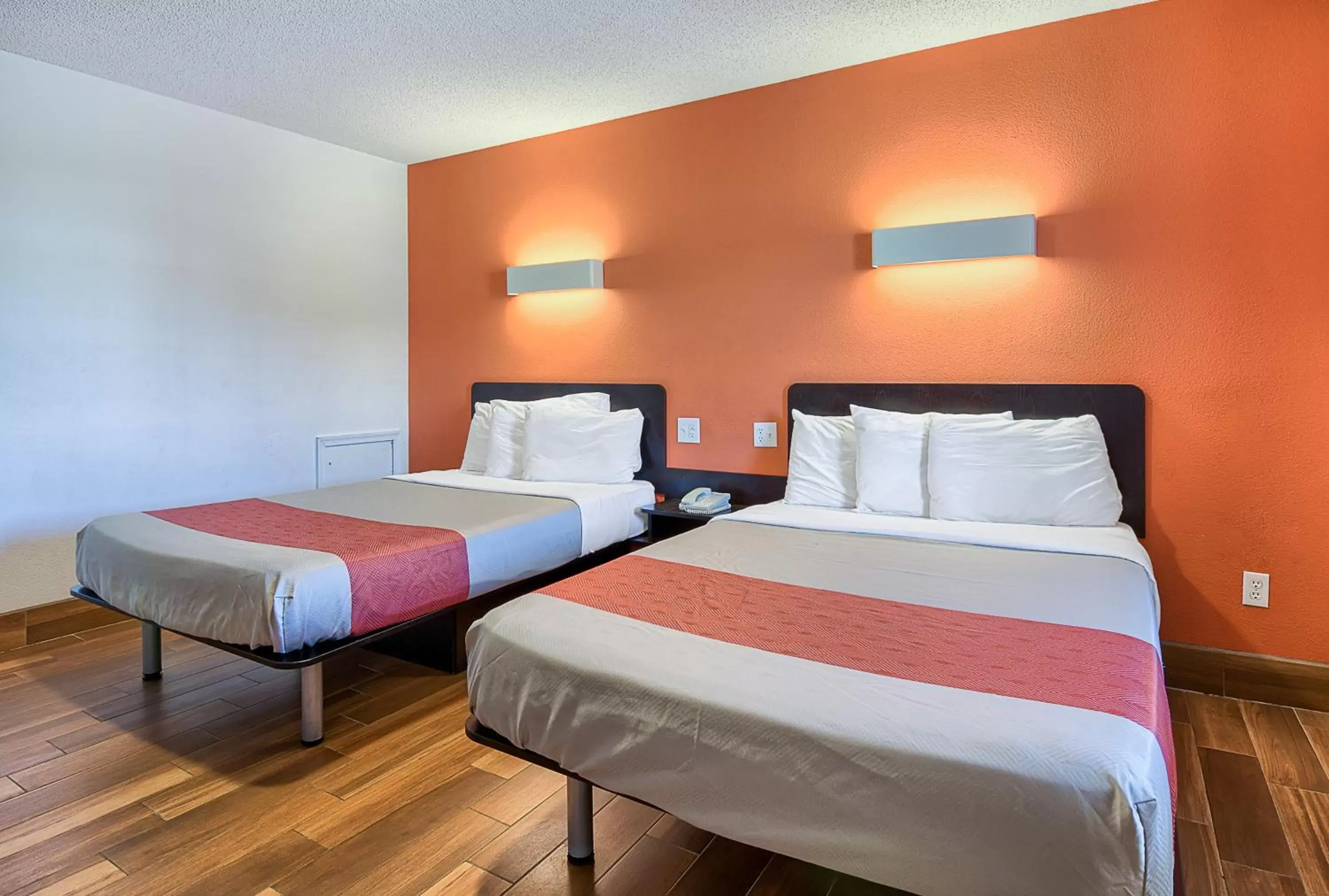 Bedroom, Bed in Motel 6-Harrisonburg, VA - South