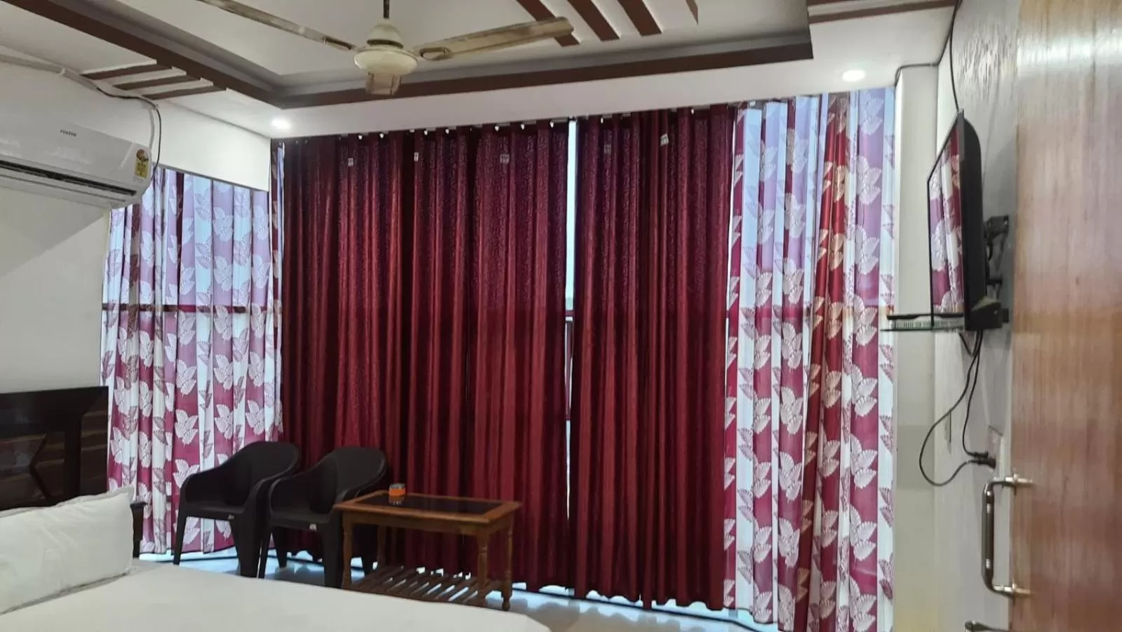 Bed, Seating Area in STAYMAKER Hotel Raj Ganga