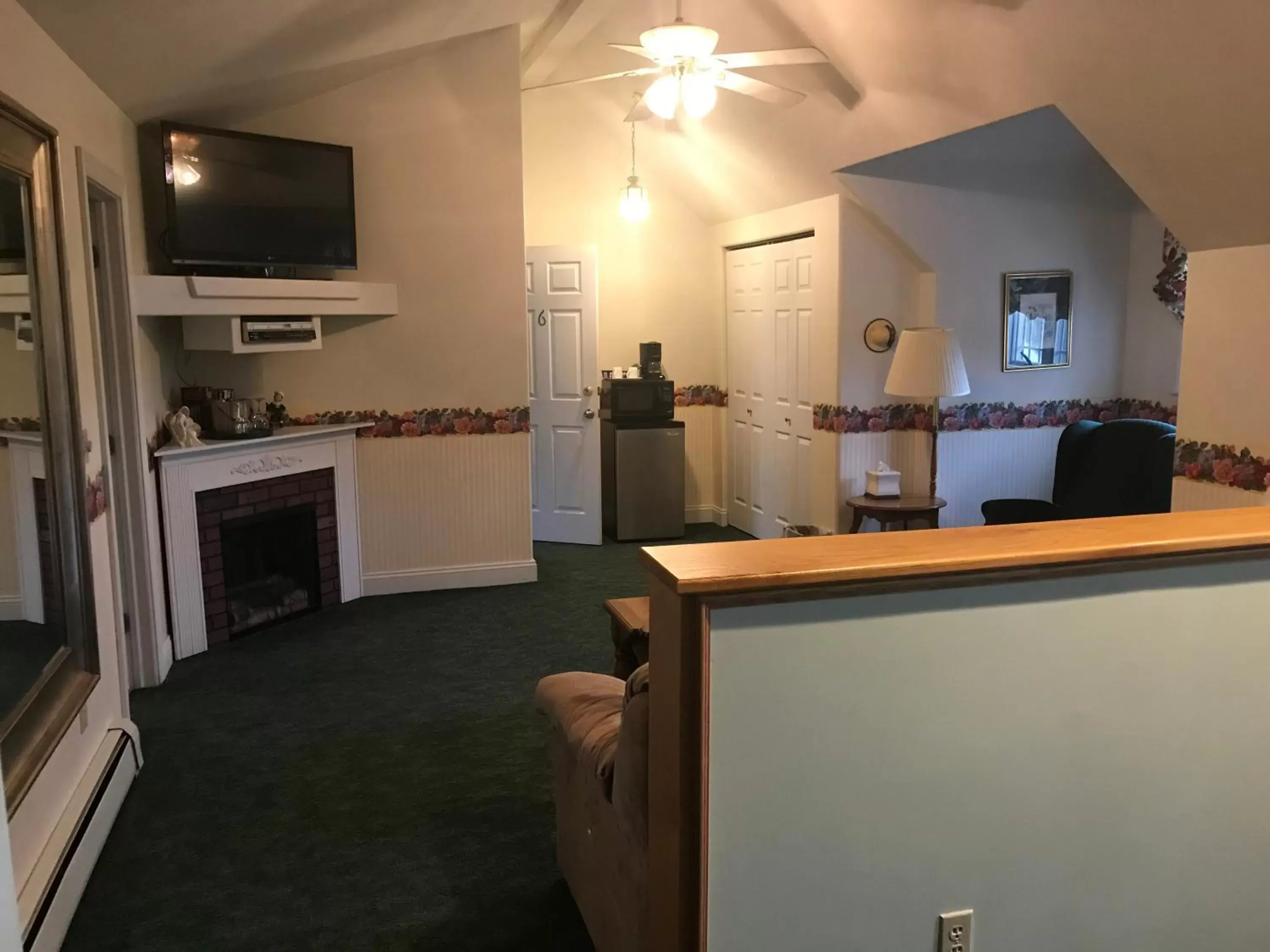 Bed, TV/Entertainment Center in Longhouse Manor B&B