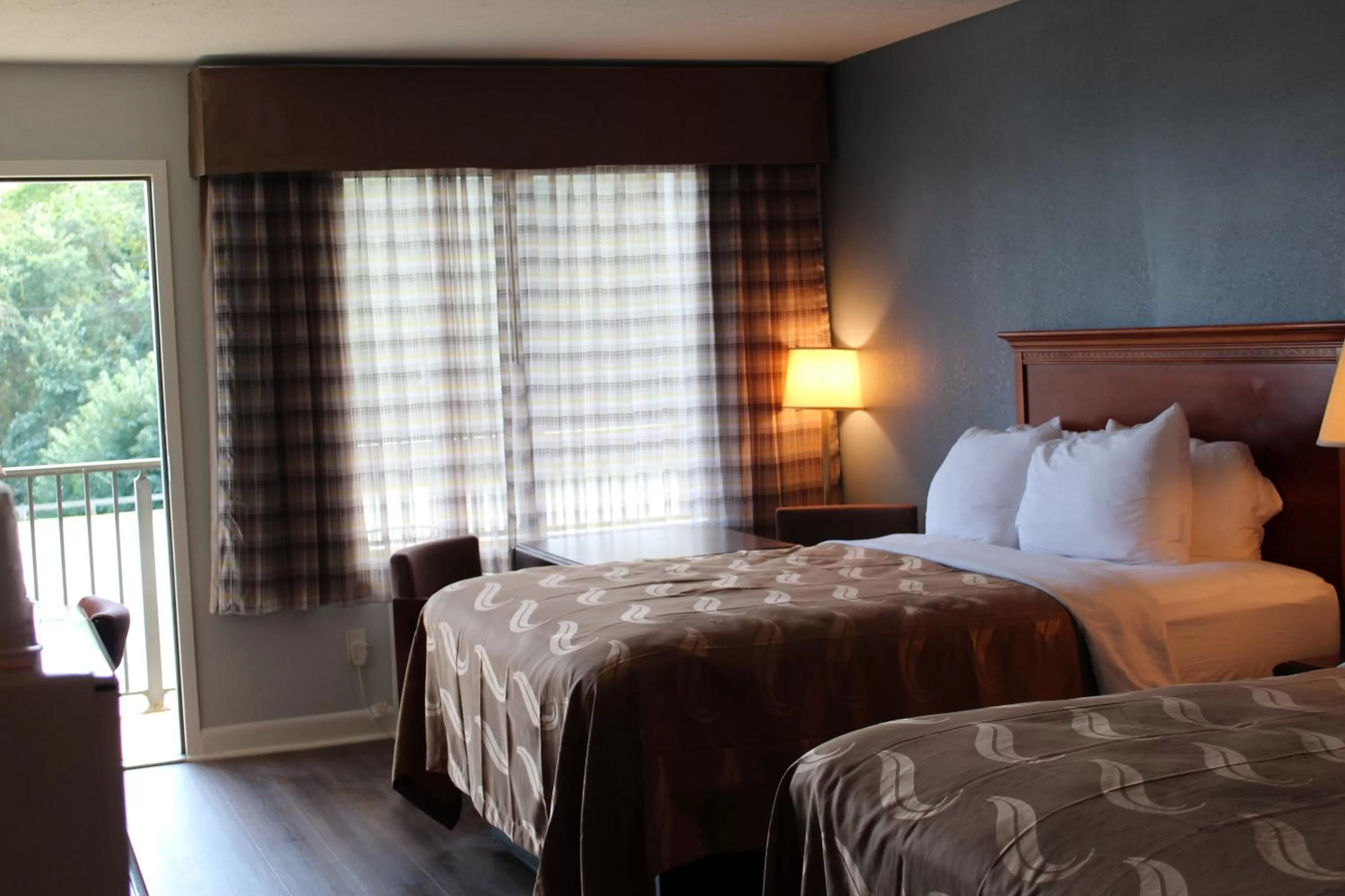 Bed in Quality Inn - On The Lake Clarksville-Boydton
