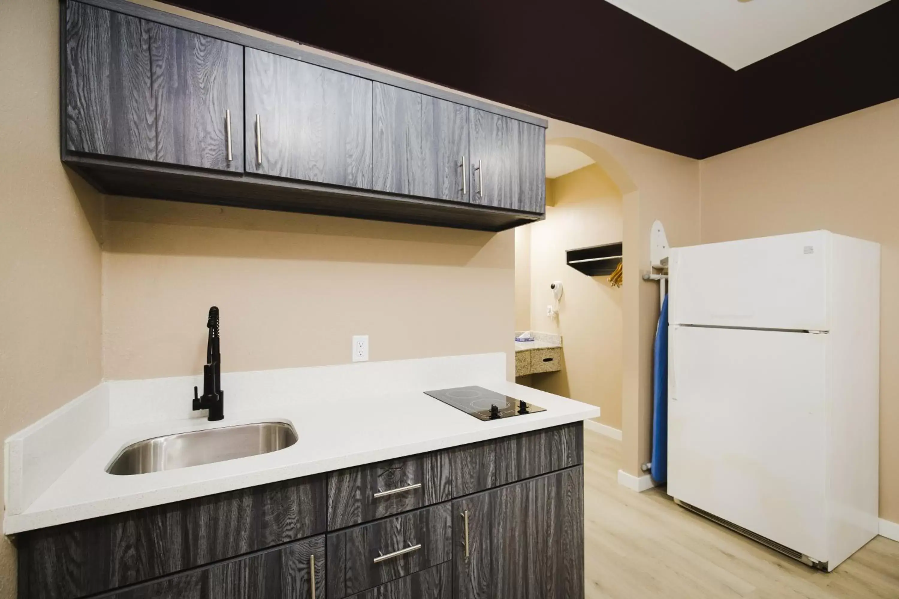 Kitchen or kitchenette, Kitchen/Kitchenette in Sapphire Inn & Suites