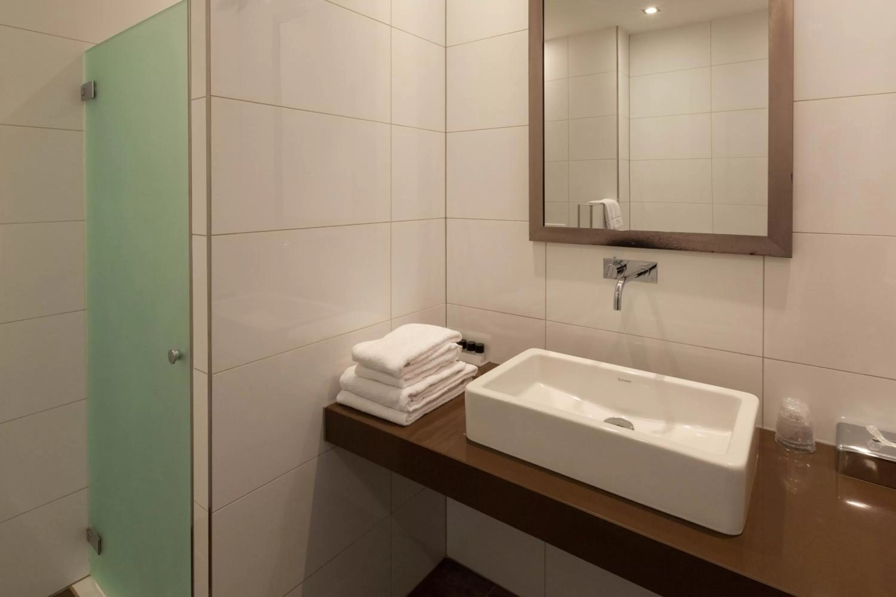 Shower in Best Western Hotel Nobis Eindhoven-Venlo A67