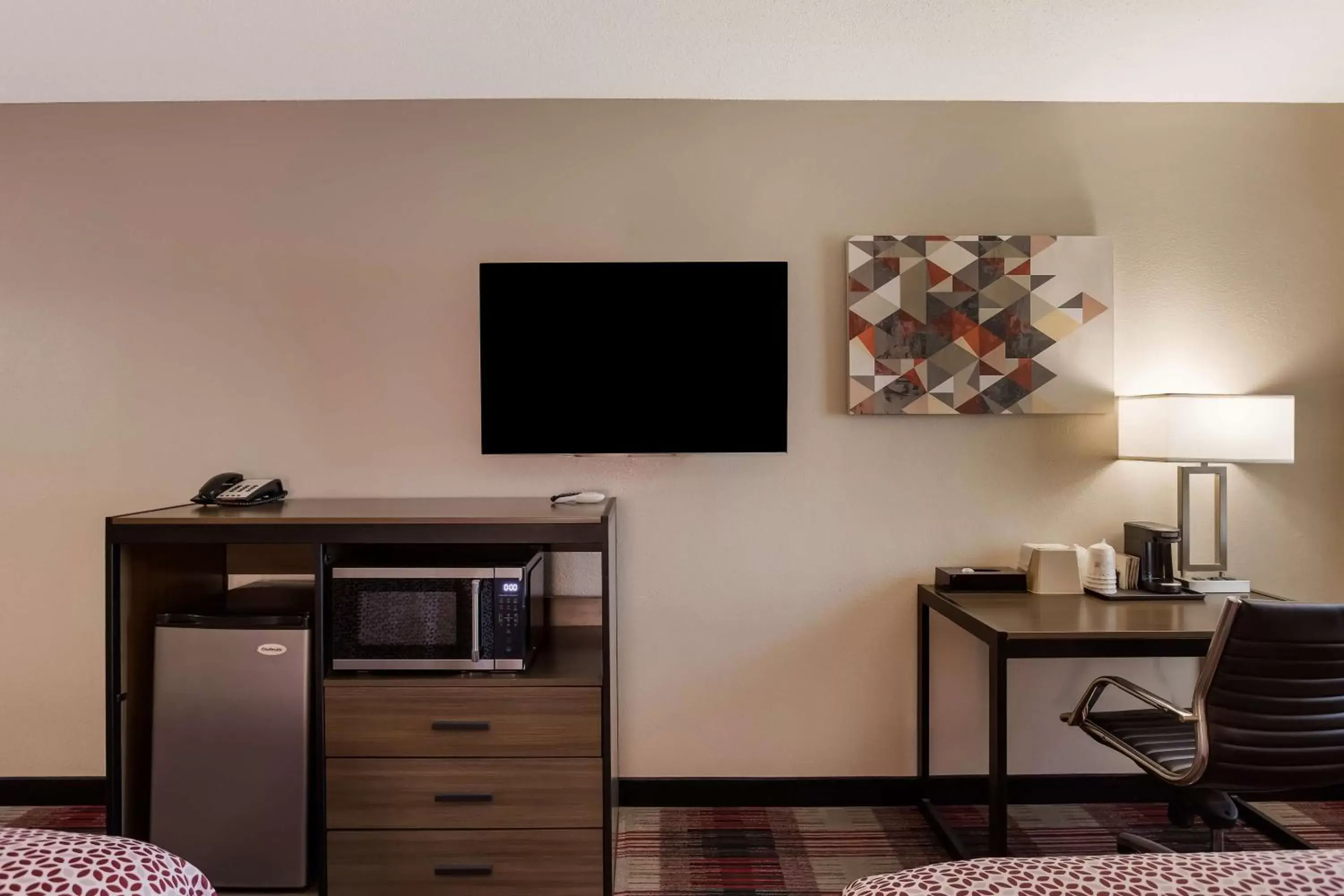 Bedroom, TV/Entertainment Center in SureStay Hotel by Best Western Higginsville