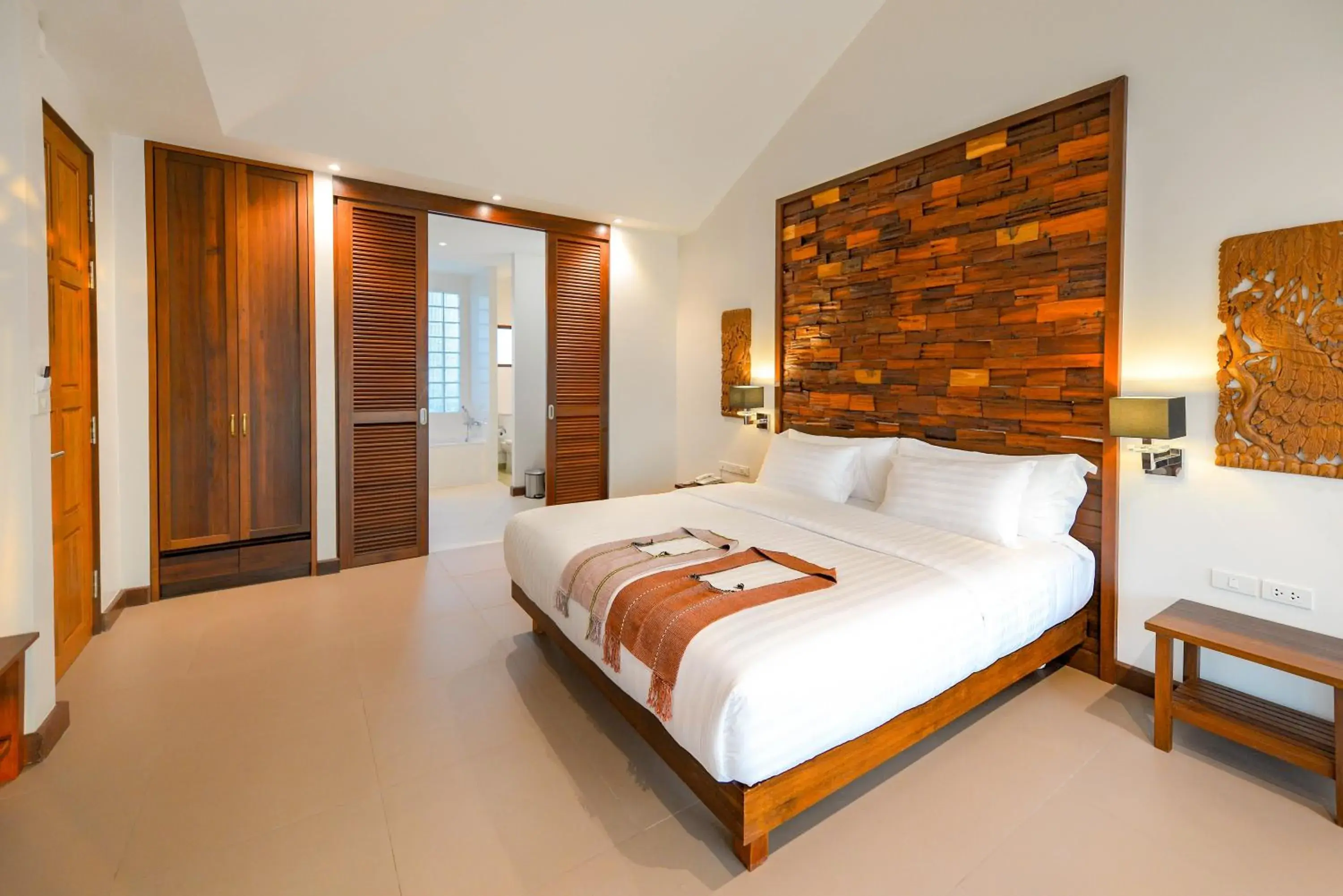 Deluxe Double Room with Bath in Bansaeo Garden and Resort