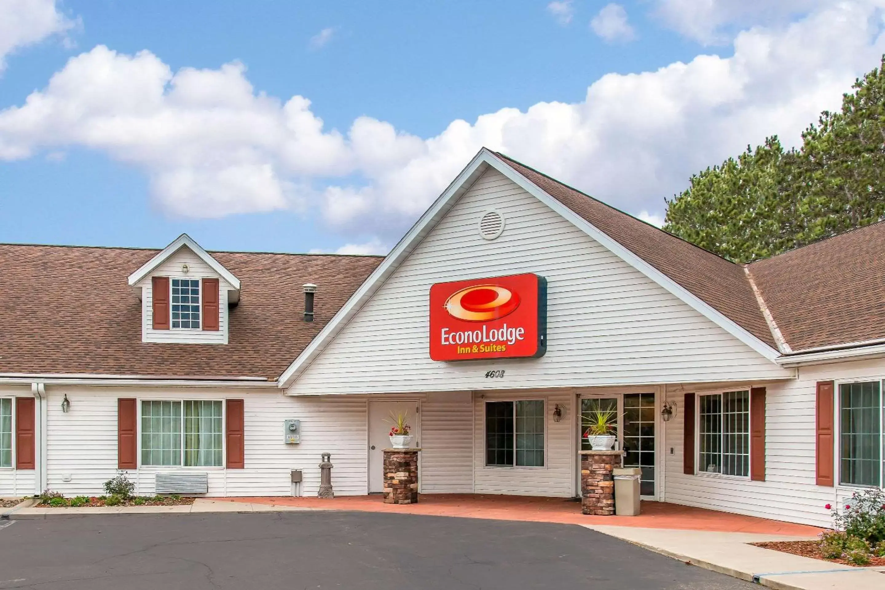 Property Building in Econo Lodge Inn & Suites Eau Claire