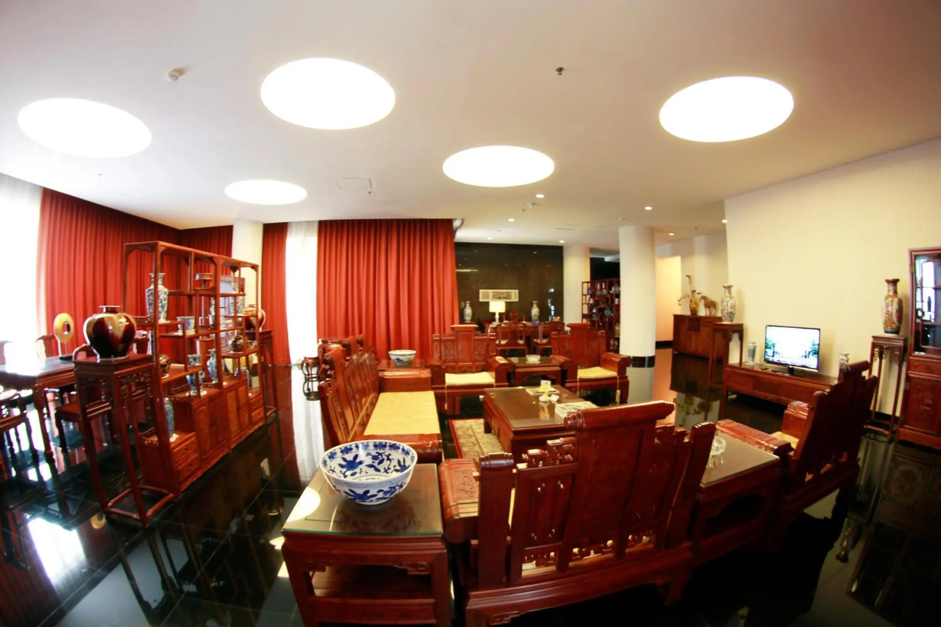 Living room, Restaurant/Places to Eat in Merlynn Park Hotel