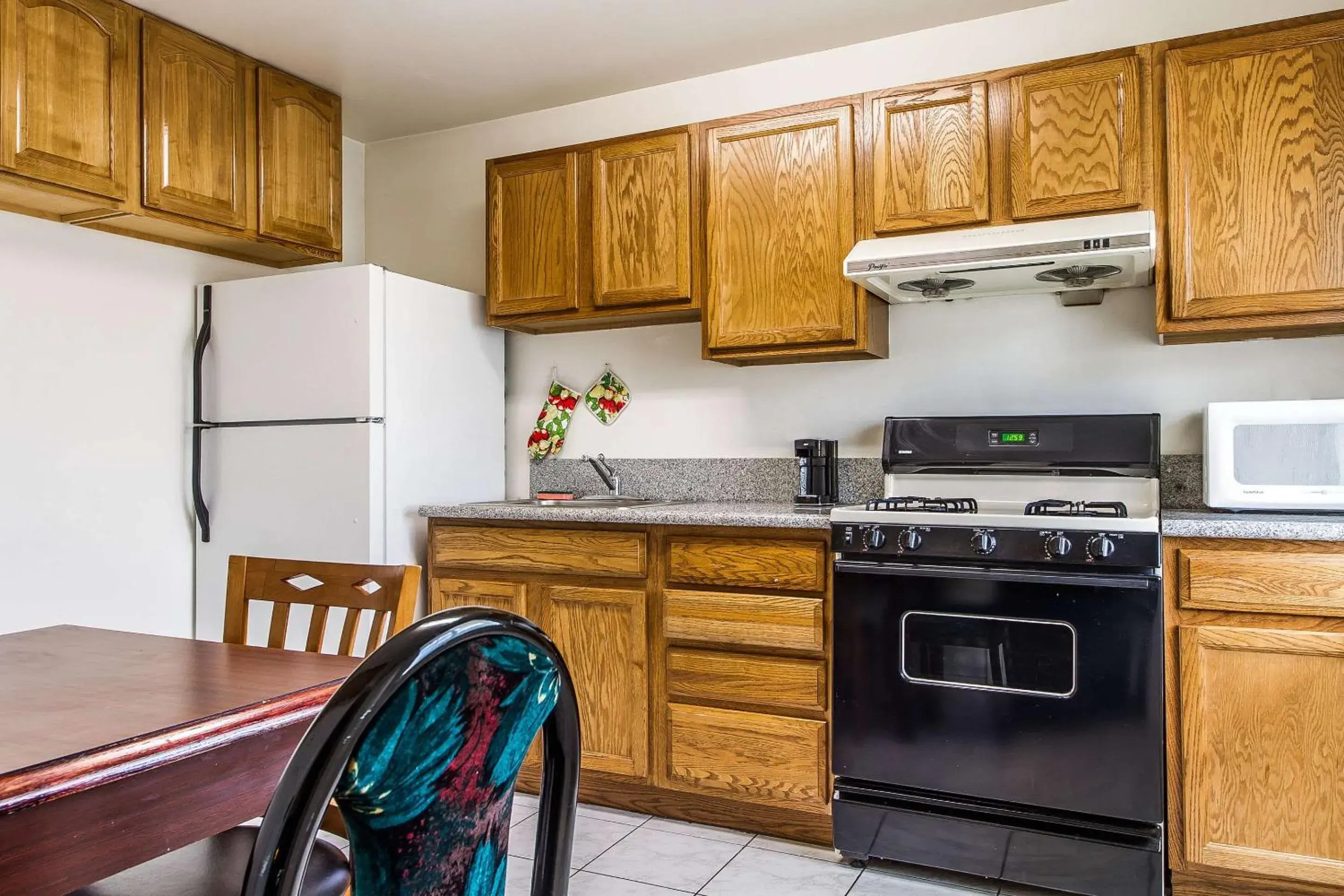Photo of the whole room, Kitchen/Kitchenette in Rodeway Inn Auburn – Foresthill