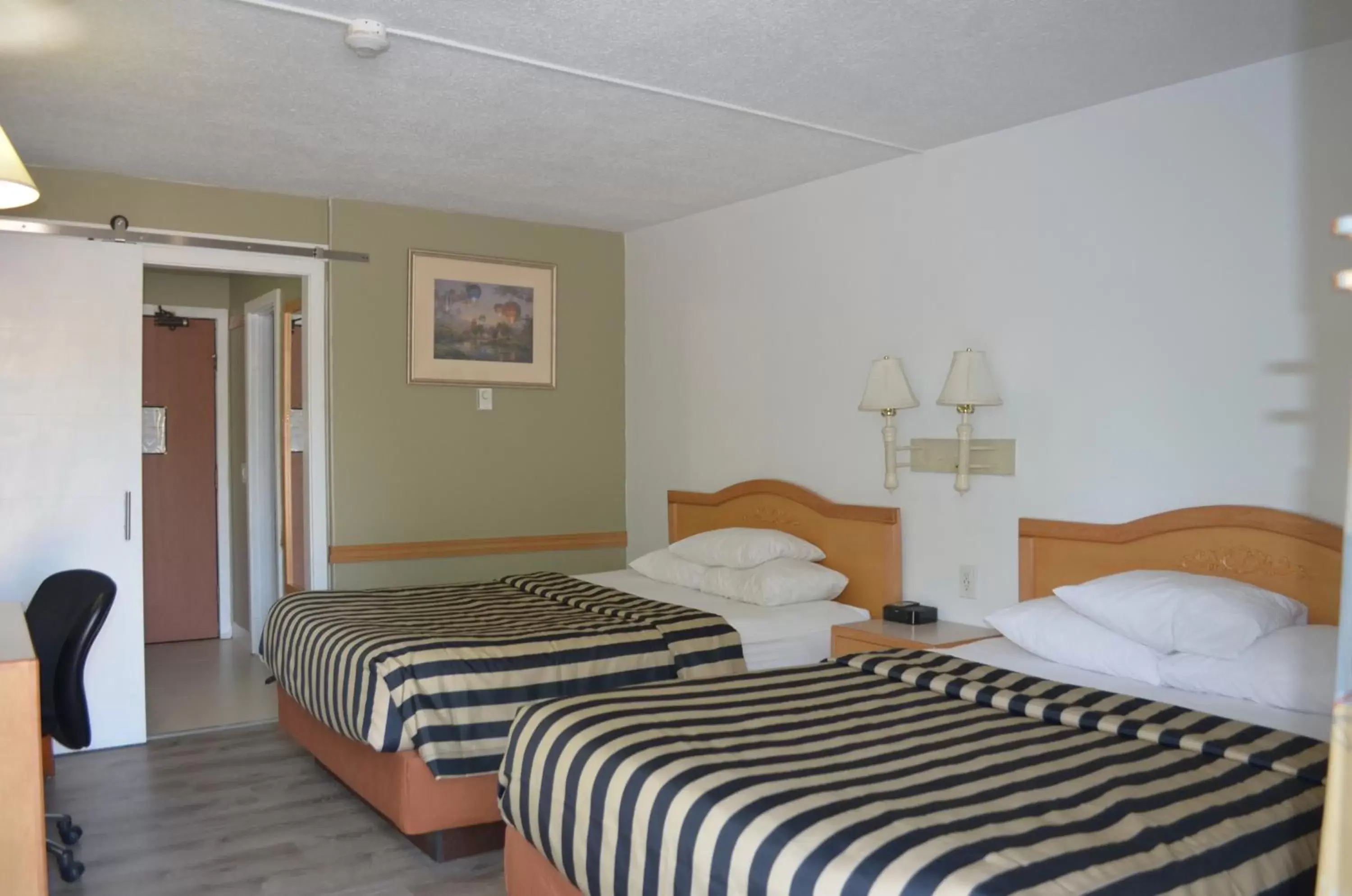 Bedroom in Canadas Best Value Inn & Suites-Castlegar