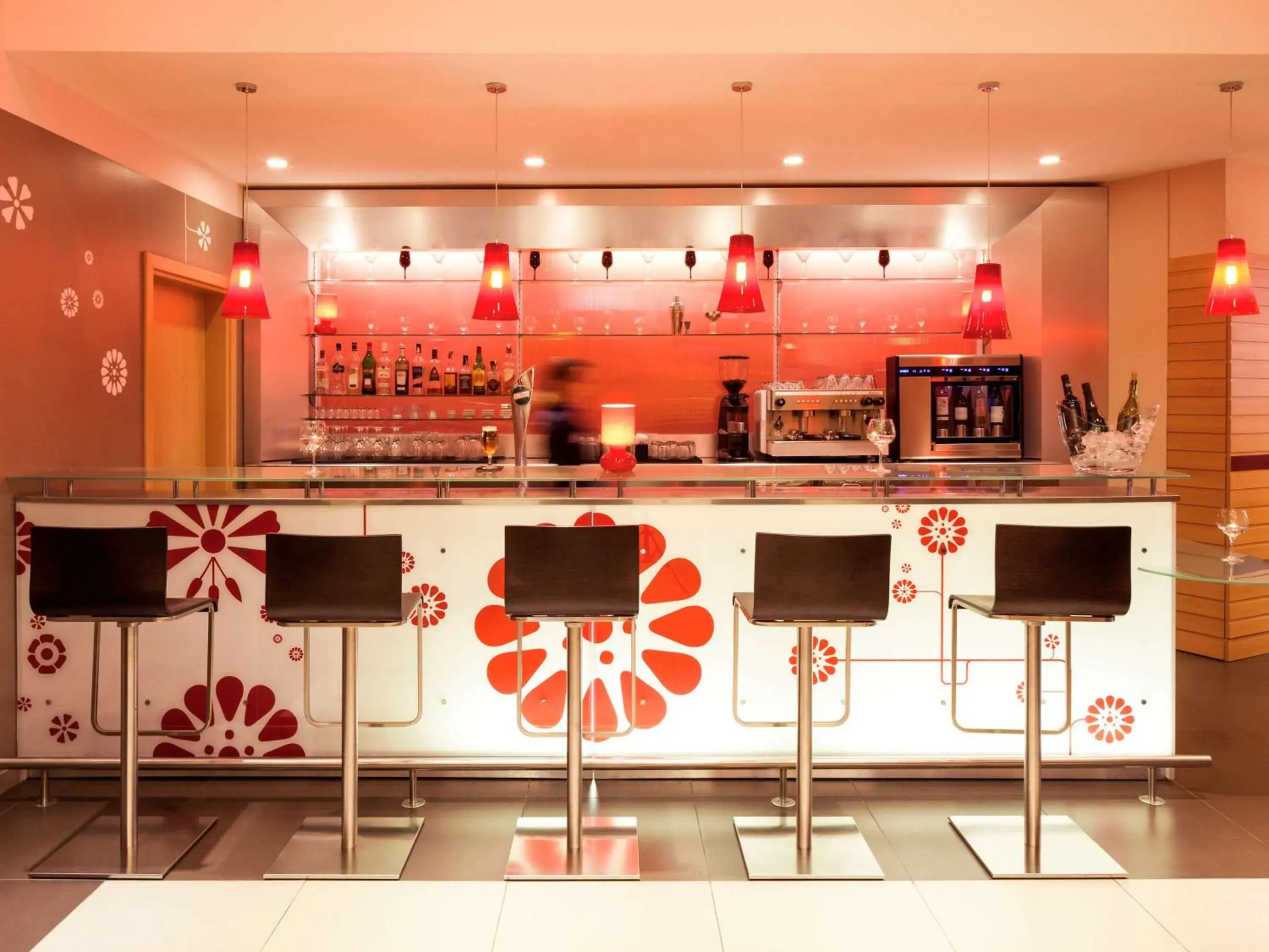 Restaurant/places to eat in Ibis Barcelona Santa Coloma