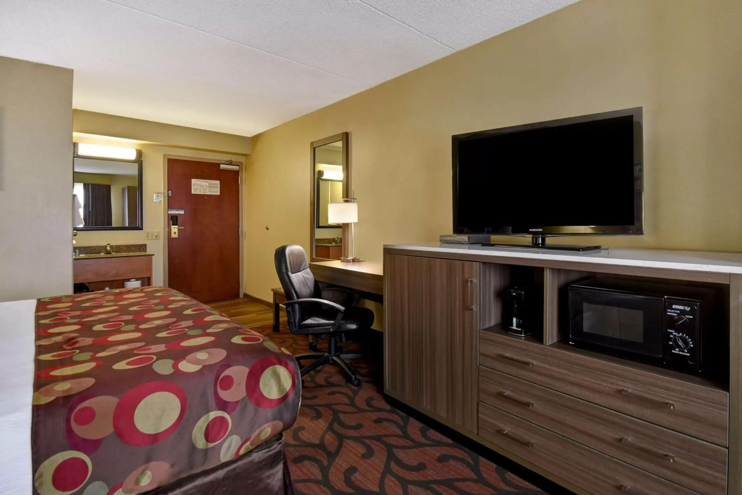 Photo of the whole room, TV/Entertainment Center in Best Western Rochester Marketplace Inn