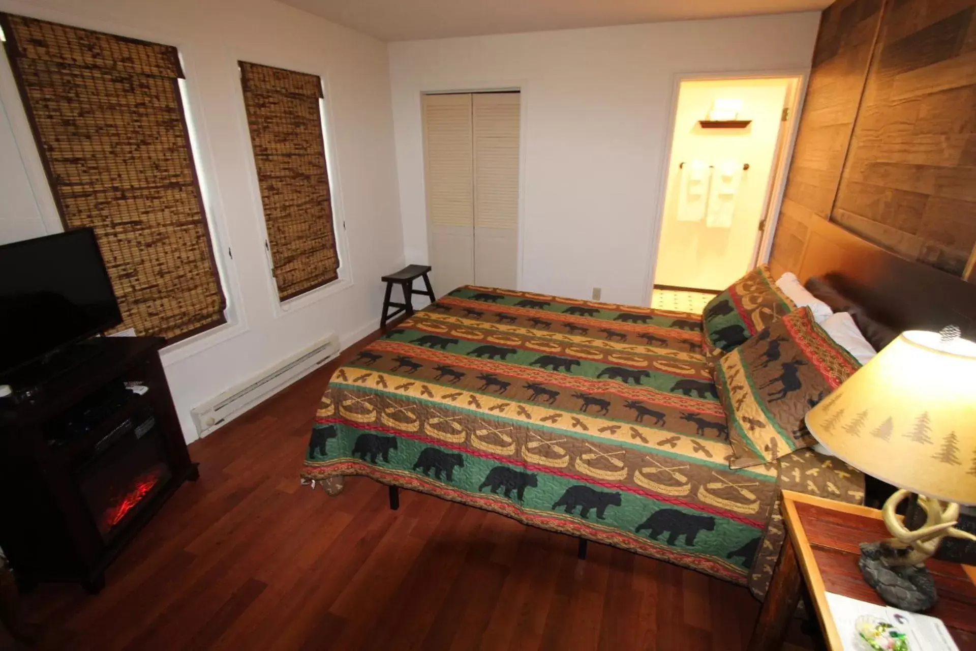 1 Queen Bed, Room #17 (Pet Friendly) in Alexander's Lodge