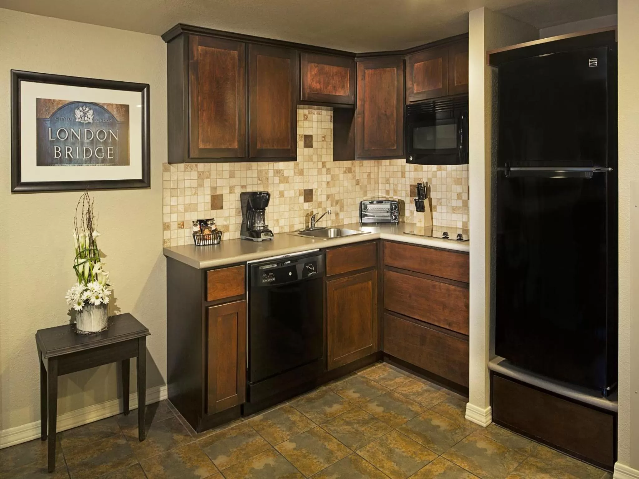 Kitchen or kitchenette in London Bridge Resort