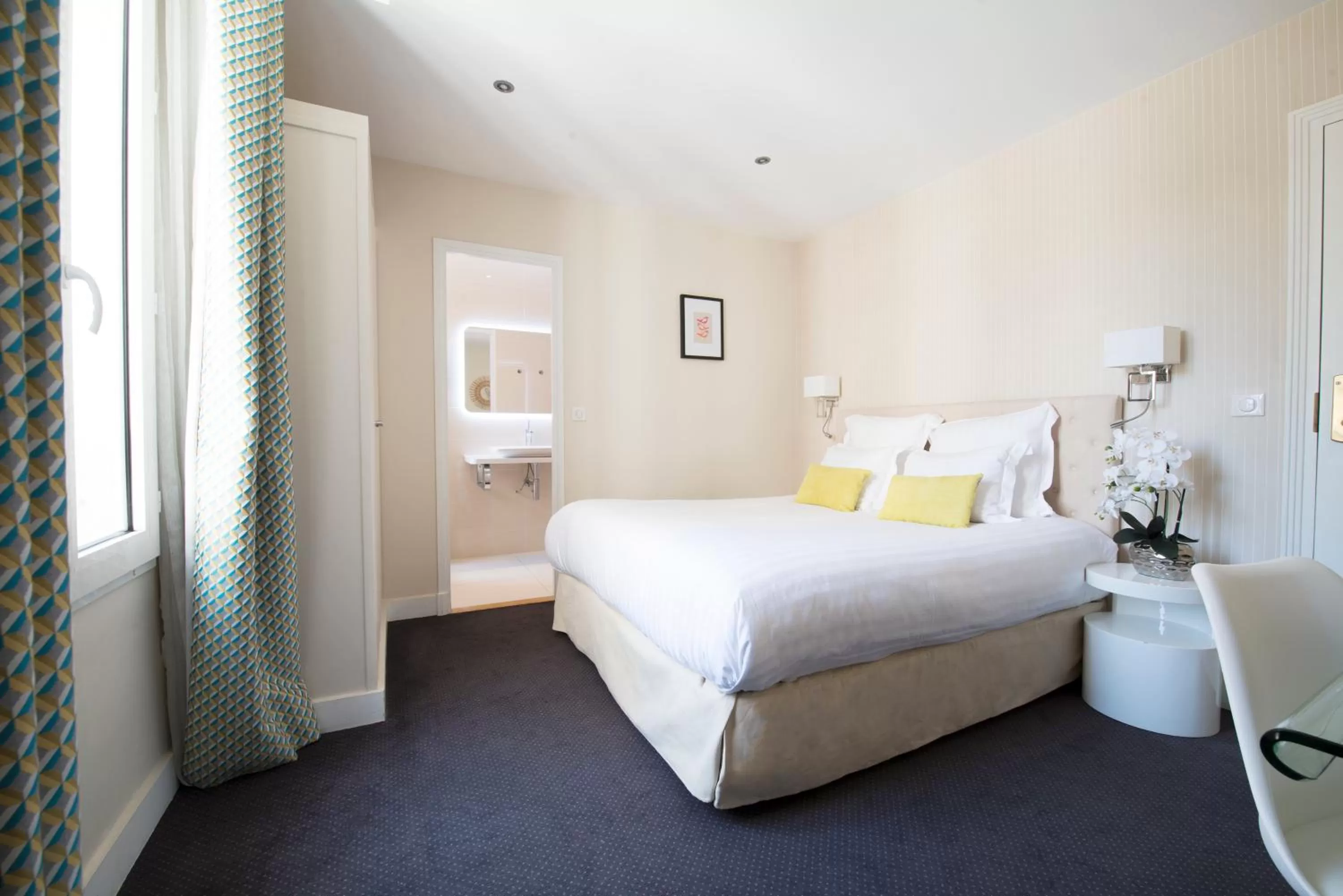 Bedroom in Hôtel des Batignolles