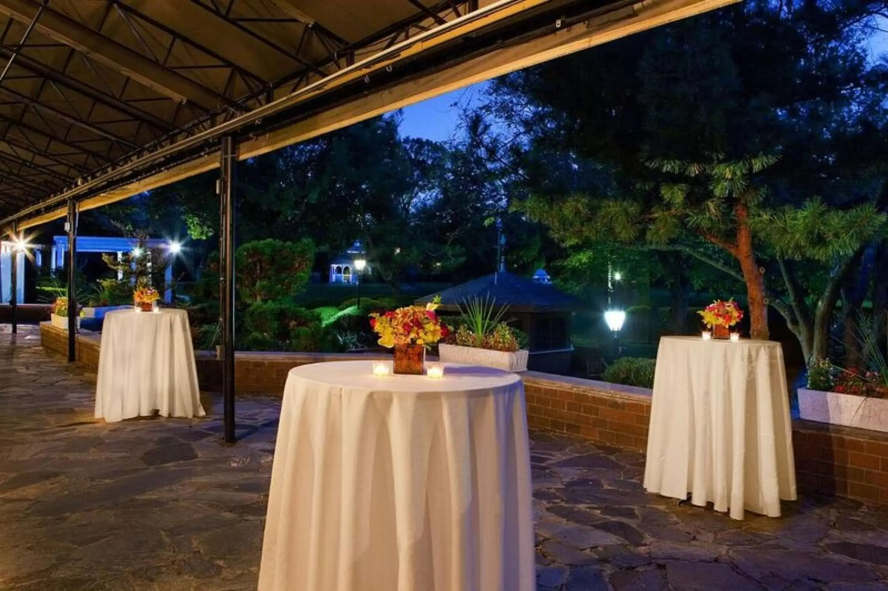 Inner courtyard view, Banquet Facilities in Hilton Woodcliff Lake