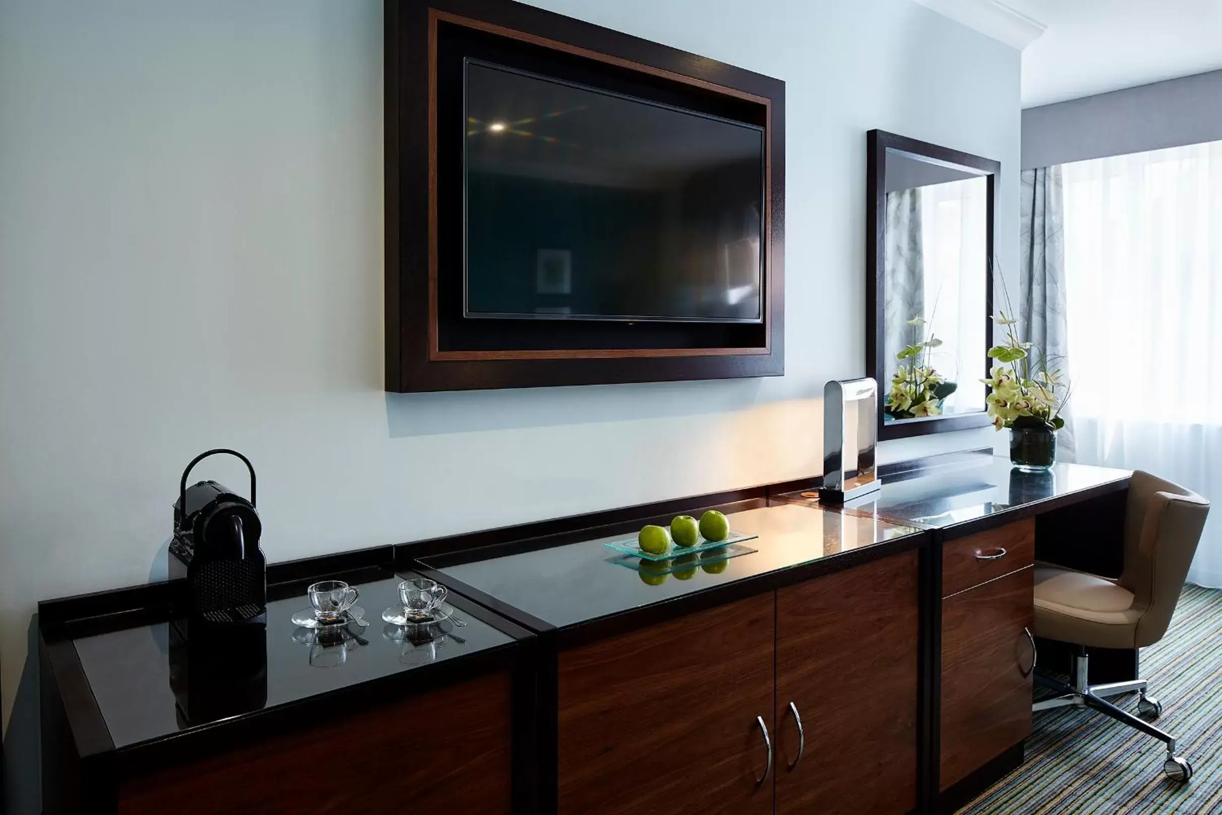 Seating area, Kitchen/Kitchenette in Sir Christopher Wren Hotel