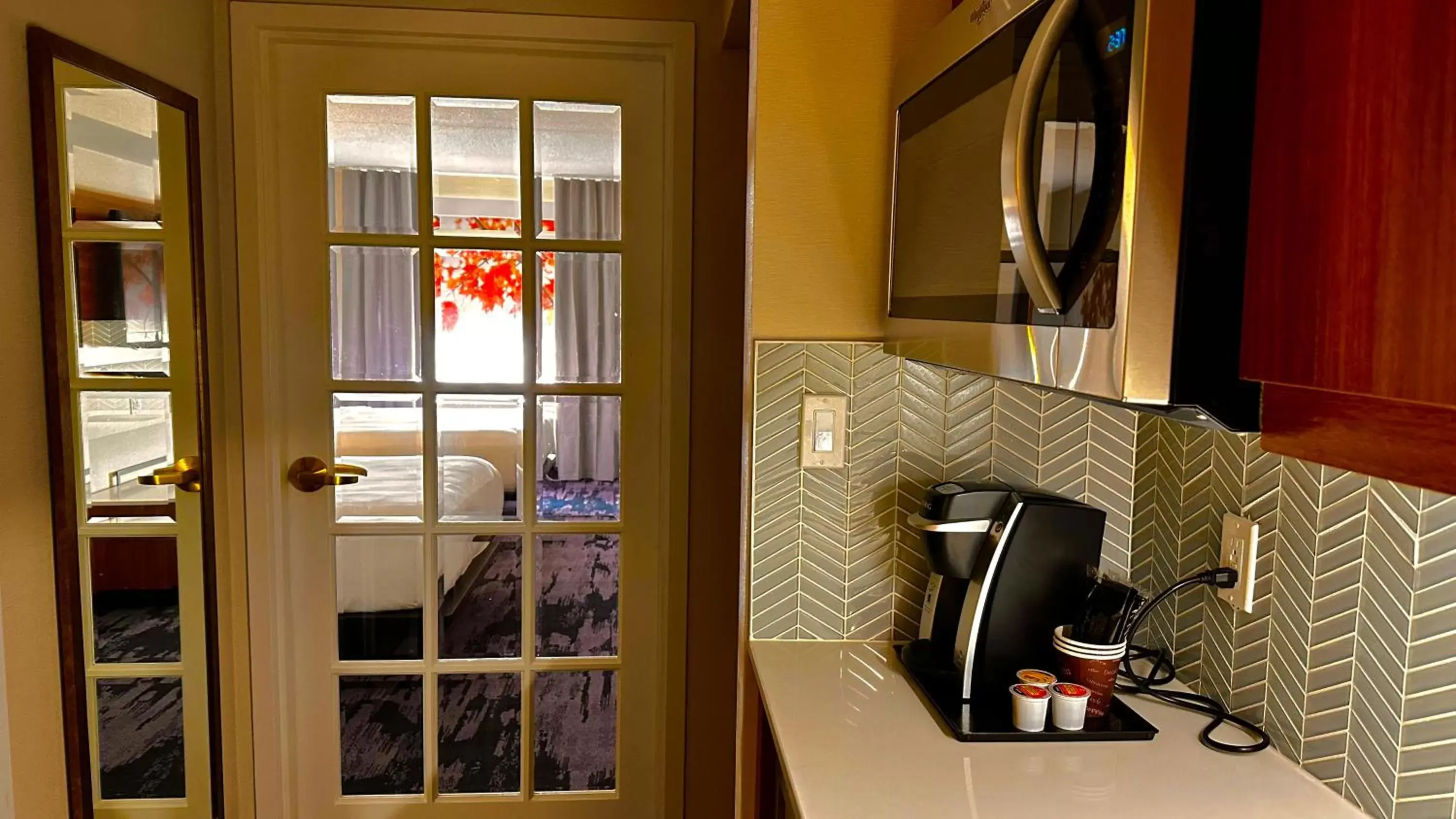 minibar, Kitchen/Kitchenette in Newmarket Hotel and Suites