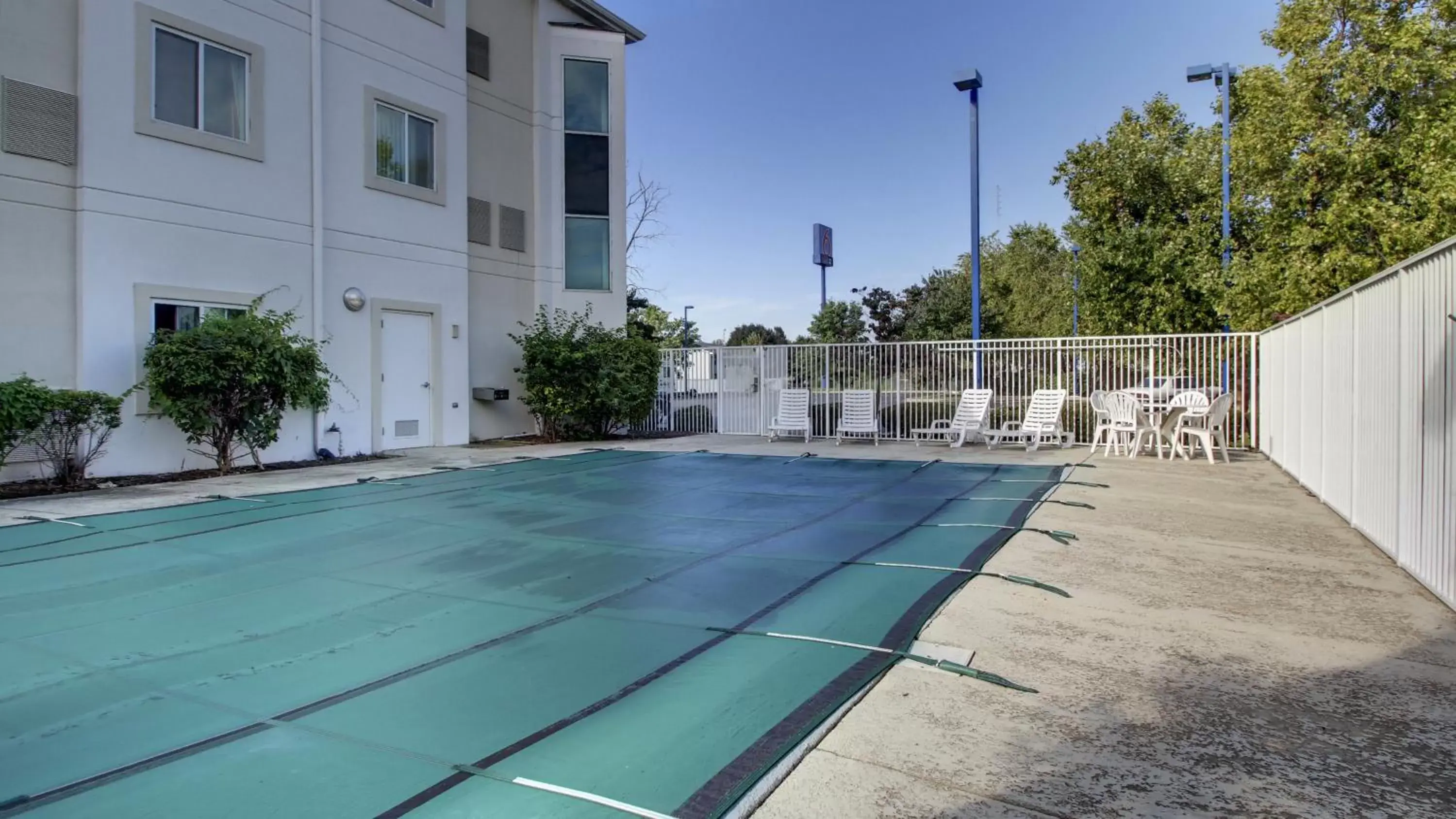 Swimming Pool in Motel 6-Springfield, IL