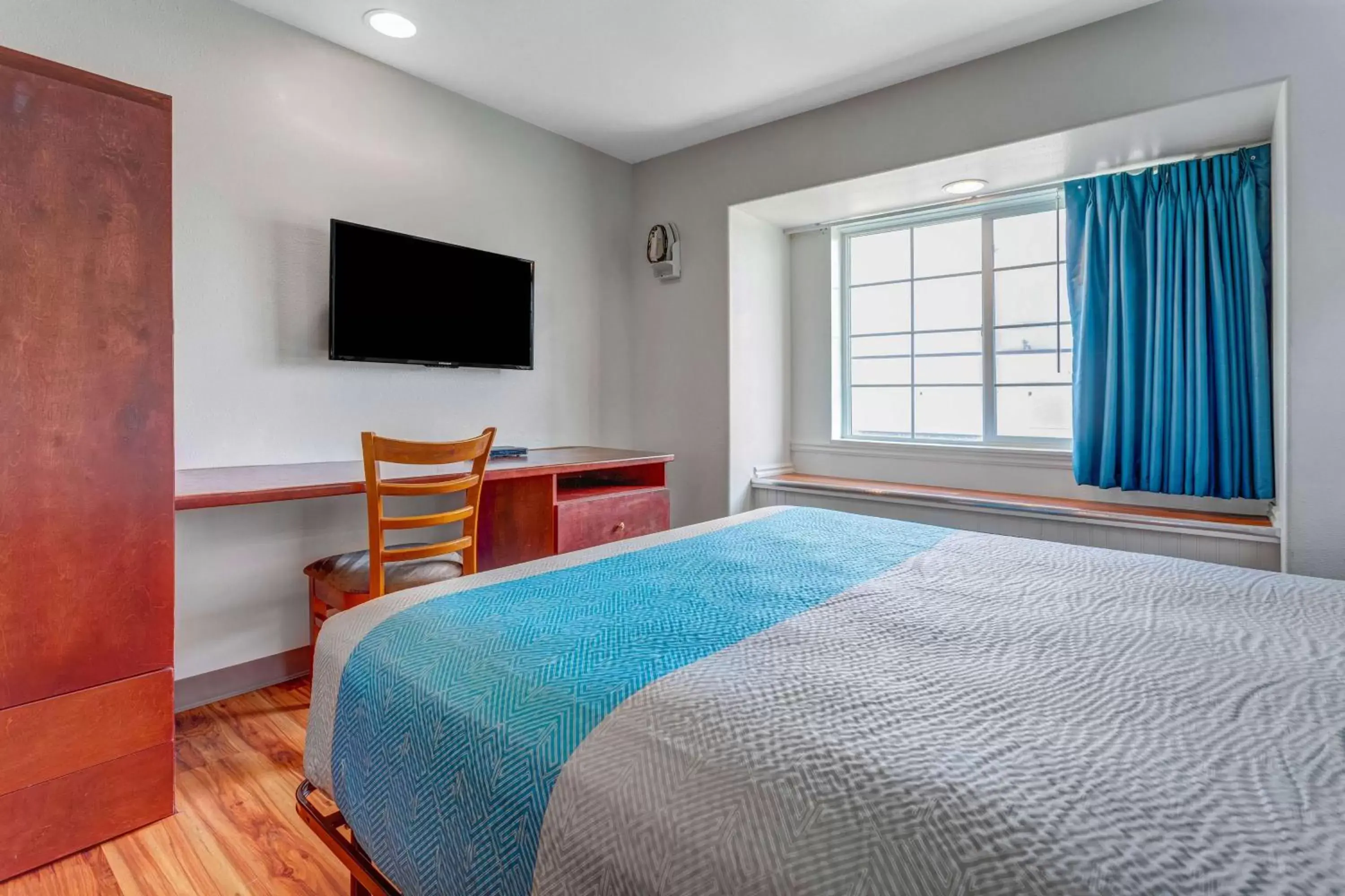 Photo of the whole room, Bed in Motel 6-Idaho Falls, ID - Snake River