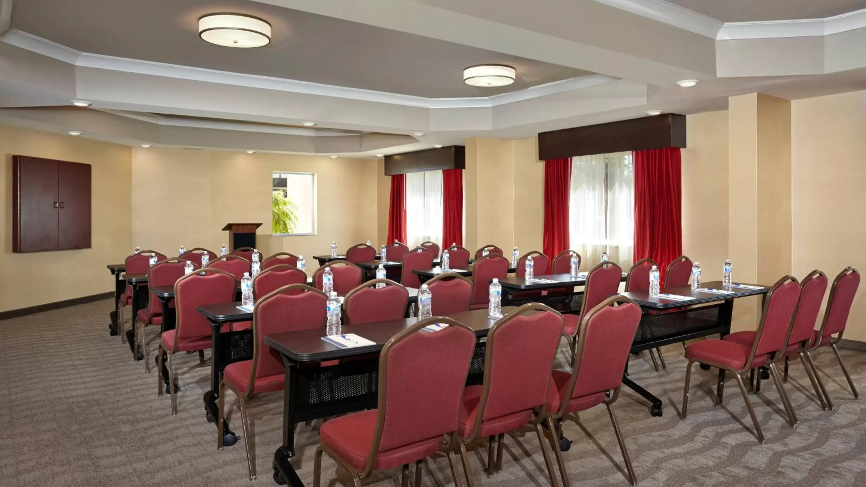 Meeting/conference room in Holiday Inn Express & Suites Naples Downtown - 5th Avenue, an IHG Hotel