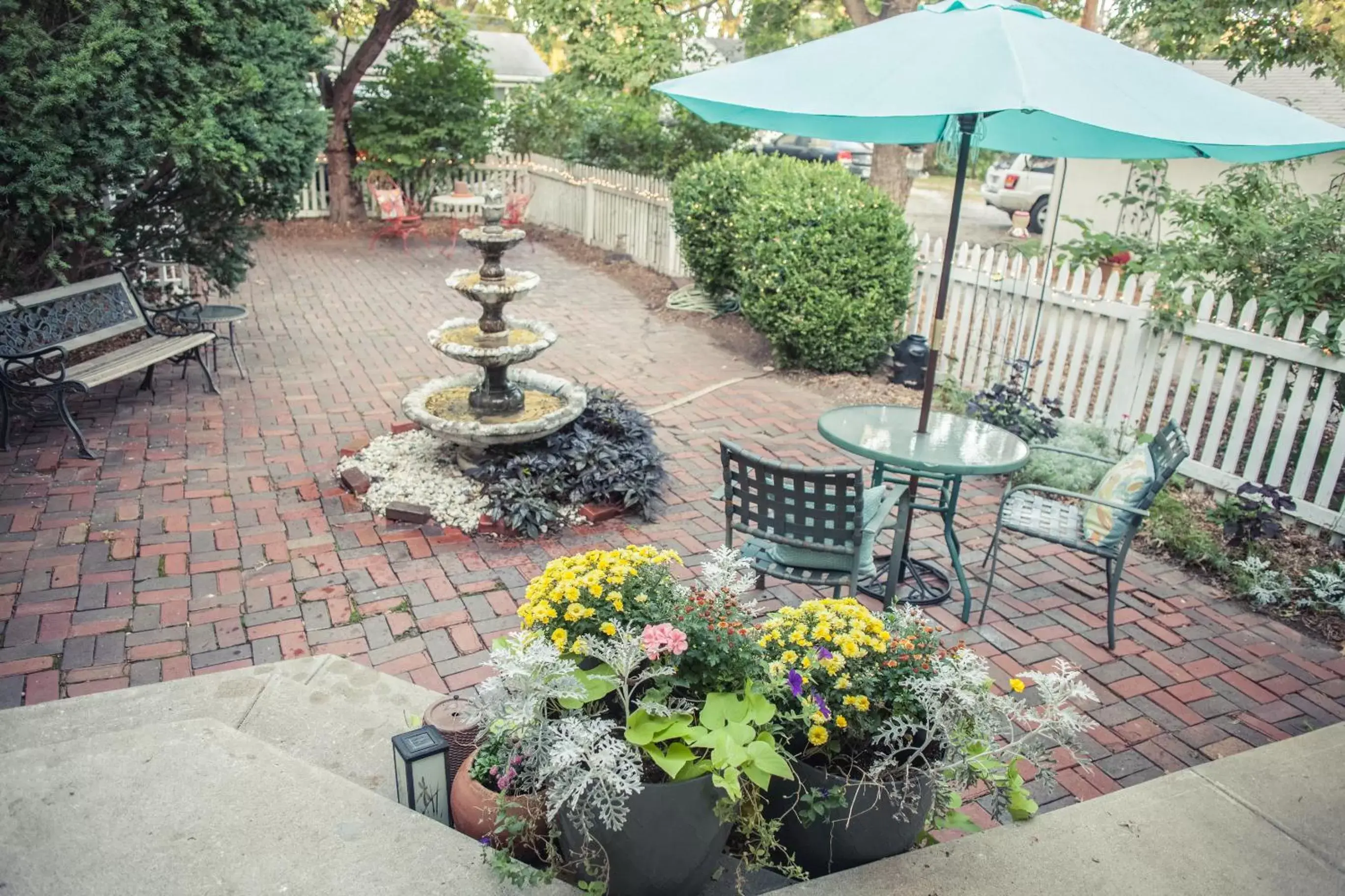 Garden view in Silver Heart Inn & Cottages